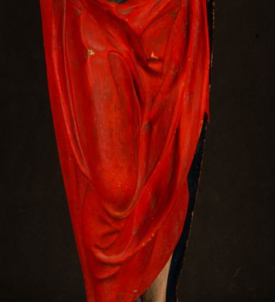 Zdjęcie nr 3: Rzeźba pełnoplastyczna, z tyłu opracowana. Chrystus, ukazany w całej postaci, frontalnie, stoi i na niewysokiej wypukłej podstawie, w kontrapoście, z prawą nogą ugiętą w kolanie. Ręce ugięte w łokciach, prawą błogosławi, lewą podtrzymuje połę płaszcza i zapewne niezachowane drzewce chorągwi. Głowa wydłużona, z wysokim czołem okolona krótkim zarostem i długimi ciemnymi włosami spływającymi w puklach na barki i plecy. Twarz pociągła, z wąskim nosem i małymi ustami. Ciało nagie, o jasnej karnacji, z ranami na dłoniach, stopach i w prawym boku, okryte perizonium oraz długim, sięgającym do ziemi, czerwonym płaszczem z niebieską podszewką, narzuconym na ramiona, spiętym pod szyją i z prawą połą przerzuconą przez przód postaci; pod prawą ręką okazały fałd muszlowy. 