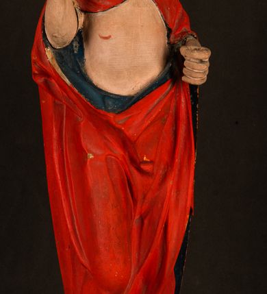 Zdjęcie nr 2: Rzeźba pełnoplastyczna, z tyłu opracowana. Chrystus, ukazany w całej postaci, frontalnie, stoi i na niewysokiej wypukłej podstawie, w kontrapoście, z prawą nogą ugiętą w kolanie. Ręce ugięte w łokciach, prawą błogosławi, lewą podtrzymuje połę płaszcza i zapewne niezachowane drzewce chorągwi. Głowa wydłużona, z wysokim czołem okolona krótkim zarostem i długimi ciemnymi włosami spływającymi w puklach na barki i plecy. Twarz pociągła, z wąskim nosem i małymi ustami. Ciało nagie, o jasnej karnacji, z ranami na dłoniach, stopach i w prawym boku, okryte perizonium oraz długim, sięgającym do ziemi, czerwonym płaszczem z niebieską podszewką, narzuconym na ramiona, spiętym pod szyją i z prawą połą przerzuconą przez przód postaci; pod prawą ręką okazały fałd muszlowy. 
