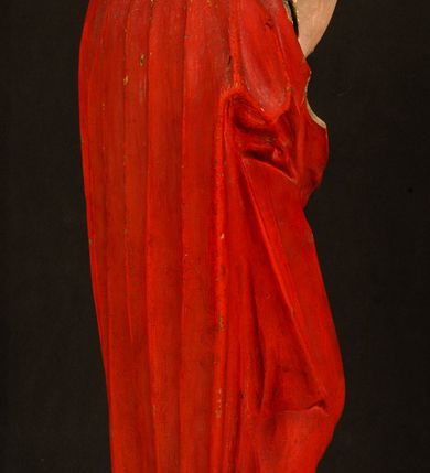 Zdjęcie nr 16: Rzeźba pełnoplastyczna, z tyłu opracowana. Chrystus, ukazany w całej postaci, frontalnie, stoi i na niewysokiej wypukłej podstawie, w kontrapoście, z prawą nogą ugiętą w kolanie. Ręce ugięte w łokciach, prawą błogosławi, lewą podtrzymuje połę płaszcza i zapewne niezachowane drzewce chorągwi. Głowa wydłużona, z wysokim czołem okolona krótkim zarostem i długimi ciemnymi włosami spływającymi w puklach na barki i plecy. Twarz pociągła, z wąskim nosem i małymi ustami. Ciało nagie, o jasnej karnacji, z ranami na dłoniach, stopach i w prawym boku, okryte perizonium oraz długim, sięgającym do ziemi, czerwonym płaszczem z niebieską podszewką, narzuconym na ramiona, spiętym pod szyją i z prawą połą przerzuconą przez przód postaci; pod prawą ręką okazały fałd muszlowy. 