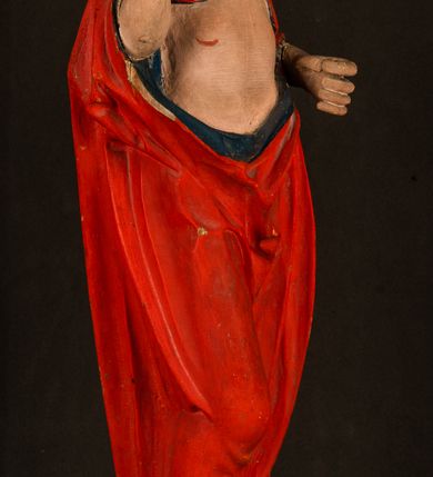 Zdjęcie nr 11: Rzeźba pełnoplastyczna, z tyłu opracowana. Chrystus, ukazany w całej postaci, frontalnie, stoi i na niewysokiej wypukłej podstawie, w kontrapoście, z prawą nogą ugiętą w kolanie. Ręce ugięte w łokciach, prawą błogosławi, lewą podtrzymuje połę płaszcza i zapewne niezachowane drzewce chorągwi. Głowa wydłużona, z wysokim czołem okolona krótkim zarostem i długimi ciemnymi włosami spływającymi w puklach na barki i plecy. Twarz pociągła, z wąskim nosem i małymi ustami. Ciało nagie, o jasnej karnacji, z ranami na dłoniach, stopach i w prawym boku, okryte perizonium oraz długim, sięgającym do ziemi, czerwonym płaszczem z niebieską podszewką, narzuconym na ramiona, spiętym pod szyją i z prawą połą przerzuconą przez przód postaci; pod prawą ręką okazały fałd muszlowy. 