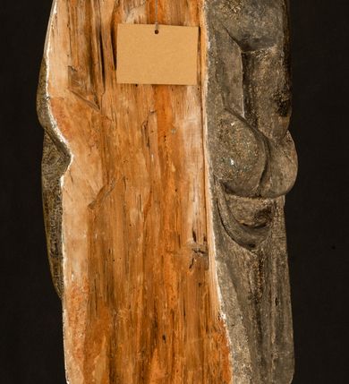 Zdjęcie nr 28: Stojąca figura Matki Boskiej z Dzieciątkiem reprezentuje przykład przyściennej rzeźby z tyłu wydrążonej. Maria stoi w lekkim kontrapoście, podkreślonym wysunięciem do przodu lewego kolana na niewielkim wzgórku. Prawą ręką podtrzymuje Dzieciątko, w lewej dłoni trzyma jabłko. Madonna ma mocno pociągłą twarz o jasnej karnacji z wysokim czołem, rumianych policzkach, długi, prosty nos i wydatne usta. Jej głowa osadzona jest na długiej szyi. Spod białej chusty ubranej na głowę i opadającej na ramiona widać brązowe włosy. Matka Boska na głowie ma koronę o ostrych, krótkich sterczynach. Nałożony na ciemnooliwkową suknię płaszcz w tym samym kolorze, podbity błękitem, tworzy dwa wałkowate zaokrąglone fałdy na brzuchu Marii, spływając miękkimi fałdami spod lewej ręki oraz festonem spod prawej ręki. Niżej fałdy płaszcza i sukni układają się niemal pionowo, opinając materią lewą nogę. Długa suknia odsłania czubki ciżemek. Dzieciątko zostało ujęte w trzech czwartych w prawo. Obie jego rączki wyciągnięte są przed siebie w stronę trzymanego przez Marię jabłka. Z kolei nóżki są skrzyżowane przy stopach. Jezus ma wyrazistą twarz o jasnej karnacji, małym nosem i wydatnych ustach. Jego głowę otaczają brązowe włosy układające się po bokach w charakterystyczne pukle. Jezus ubrany jest w długą, ciemnooliwkową tunikę odsłaniającą fragmenty stóp z charakterystycznymi mankietami przy rękawach. Szaty Matki Boskiej i Dzieciątka są srebrzone i laserowane.