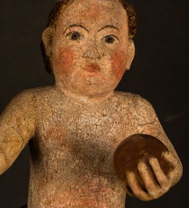 Zdjęcie nr 11: Rzeźba drążona, ukazująca Matkę Boską z Dzieciątkiem. Maria ustawiona frontalnie, w delikatnym kontrapoście, na lewym ręku trzyma Dzieciątko, w prawym dzierży berło. Twarz okrągła z wysokim czołem, drobnymi ustami i małymi oczami o delikatnie zarysowanych łukach brwiowych. Włosy jasne, ułożone w skręcone pukle spływające na plecy. Maria ubrana jest w białą suknię zdobioną drobnymi, niebieskimi gwiazdkami, ciemnobłękitny płaszcz z bordową podszewką spięty na piersi oraz spiczaste, brązowe buty. Na głowie ma założony ciemnoniebieski welon z bordową podszewką, spływający na ramiona i piersi oraz brązową podstawę do niezachowanej korony. Draperia szat miękka o wyraźnie zaznaczonych, licznych fałdach misowych i kaskadowych. Dzieciątko ukazane w pozycji siedzącej, zwrócone w prawo. W lewej dłoni trzyma jabłko królewskie, a prawą wyprostowaną podnosi na wysokość tułowia. Twarz pełna o dziecięcych rysach z małymi ustami, okolona krótkimi i kędzierzawymi włosami. Polichromia w odsłoniętych partiach ciała naturalistyczna, berło polichromowane na brązowo.