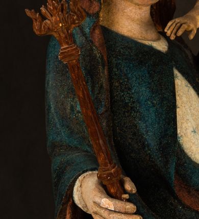 Zdjęcie nr 10: Rzeźba drążona, ukazująca Matkę Boską z Dzieciątkiem. Maria ustawiona frontalnie, w delikatnym kontrapoście, na lewym ręku trzyma Dzieciątko, w prawym dzierży berło. Twarz okrągła z wysokim czołem, drobnymi ustami i małymi oczami o delikatnie zarysowanych łukach brwiowych. Włosy jasne, ułożone w skręcone pukle spływające na plecy. Maria ubrana jest w białą suknię zdobioną drobnymi, niebieskimi gwiazdkami, ciemnobłękitny płaszcz z bordową podszewką spięty na piersi oraz spiczaste, brązowe buty. Na głowie ma założony ciemnoniebieski welon z bordową podszewką, spływający na ramiona i piersi oraz brązową podstawę do niezachowanej korony. Draperia szat miękka o wyraźnie zaznaczonych, licznych fałdach misowych i kaskadowych. Dzieciątko ukazane w pozycji siedzącej, zwrócone w prawo. W lewej dłoni trzyma jabłko królewskie, a prawą wyprostowaną podnosi na wysokość tułowia. Twarz pełna o dziecięcych rysach z małymi ustami, okolona krótkimi i kędzierzawymi włosami. Polichromia w odsłoniętych partiach ciała naturalistyczna, berło polichromowane na brązowo.