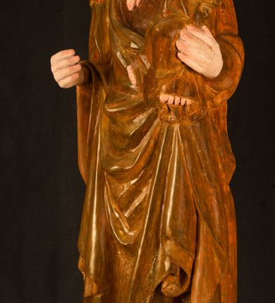 Zdjęcie nr 13: Rzeźba pełnoplastyczna, przyścienna, z tyłu wydrążona. Przedstawienie Matki Boskiej z Dzieciątkiem, ukazanej w całej postaci, frontalnie. Maria stoi w kontrapoście, esowato wygięta, z głową lekko przechyloną w lewo, podtrzymując Dzieciątko ręką wspartą na lewym biodrze. Twarz owalna, o subtelnych rysach, z wysokim czołem, regularnymi łukami brwiowymi i dużymi oczami, długim, wąskim nosem, małymi ustami i wydatnym podbródkiem. Ubrana w długą suknię i narzucony na ramiona płaszcz, przerzucony przez przód sylwetki i układający się poniżej piersi Marii sekwencją fałdów misowych i v-kształtnych. Na głowie źle zachowana chusta spływająca na ramiona. Dzieciątko siedzi na lewym przedramieniu Matki, ze skrzyżowanymi nóżkami, prawą dłonią dotykając piersi Marii, lewą trzyma glob. Twarz okrągła, o drobnych rysach, okolona krótkimi ciemnymi włosami. Jezus ubrany w długą sukienkę, spod której widać bose stopy.   