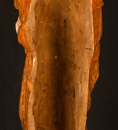 Zdjęcie nr 20: Rzeźba pełnoplastyczna, przyścienna, z tyłu wydrążona. Przedstawienie Matki Boskiej z Dzieciątkiem, ukazanej w całej postaci, frontalnie. Maria stoi w kontrapoście, esowato wygięta, z głową lekko przechyloną w lewo, podtrzymując Dzieciątko ręką wspartą na lewym biodrze. Twarz owalna, o subtelnych rysach, z wysokim czołem, regularnymi łukami brwiowymi i dużymi oczami, długim, wąskim nosem, małymi ustami i wydatnym podbródkiem. Ubrana w długą suknię i narzucony na ramiona płaszcz, przerzucony przez przód sylwetki i układający się poniżej piersi Marii sekwencją fałdów misowych i v-kształtnych. Na głowie źle zachowana chusta spływająca na ramiona. Dzieciątko siedzi na lewym przedramieniu Matki, ze skrzyżowanymi nóżkami, prawą dłonią dotykając piersi Marii, lewą trzyma glob. Twarz okrągła, o drobnych rysach, okolona krótkimi ciemnymi włosami. Jezus ubrany w długą sukienkę, spod której widać bose stopy.   