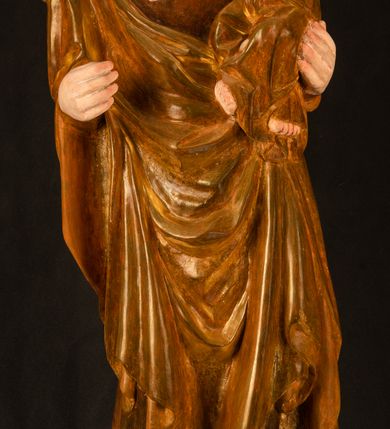 Zdjęcie nr 2: Rzeźba pełnoplastyczna, przyścienna, z tyłu wydrążona. Przedstawienie Matki Boskiej z Dzieciątkiem, ukazanej w całej postaci, frontalnie. Maria stoi w kontrapoście, esowato wygięta, z głową lekko przechyloną w lewo, podtrzymując Dzieciątko ręką wspartą na lewym biodrze. Twarz owalna, o subtelnych rysach, z wysokim czołem, regularnymi łukami brwiowymi i dużymi oczami, długim, wąskim nosem, małymi ustami i wydatnym podbródkiem. Ubrana w długą suknię i narzucony na ramiona płaszcz, przerzucony przez przód sylwetki i układający się poniżej piersi Marii sekwencją fałdów misowych i v-kształtnych. Na głowie źle zachowana chusta spływająca na ramiona. Dzieciątko siedzi na lewym przedramieniu Matki, ze skrzyżowanymi nóżkami, prawą dłonią dotykając piersi Marii, lewą trzyma glob. Twarz okrągła, o drobnych rysach, okolona krótkimi ciemnymi włosami. Jezus ubrany w długą sukienkę, spod której widać bose stopy.   