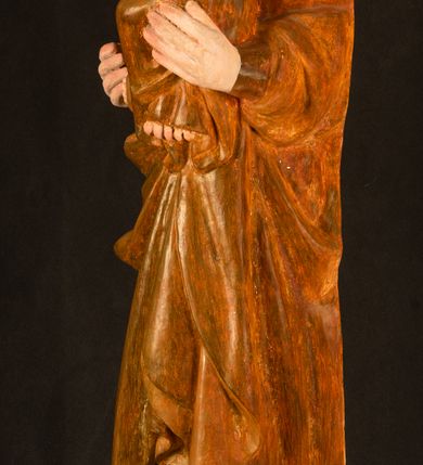 Zdjęcie nr 15: Rzeźba pełnoplastyczna, przyścienna, z tyłu wydrążona. Przedstawienie Matki Boskiej z Dzieciątkiem, ukazanej w całej postaci, frontalnie. Maria stoi w kontrapoście, esowato wygięta, z głową lekko przechyloną w lewo, podtrzymując Dzieciątko ręką wspartą na lewym biodrze. Twarz owalna, o subtelnych rysach, z wysokim czołem, regularnymi łukami brwiowymi i dużymi oczami, długim, wąskim nosem, małymi ustami i wydatnym podbródkiem. Ubrana w długą suknię i narzucony na ramiona płaszcz, przerzucony przez przód sylwetki i układający się poniżej piersi Marii sekwencją fałdów misowych i v-kształtnych. Na głowie źle zachowana chusta spływająca na ramiona. Dzieciątko siedzi na lewym przedramieniu Matki, ze skrzyżowanymi nóżkami, prawą dłonią dotykając piersi Marii, lewą trzyma glob. Twarz okrągła, o drobnych rysach, okolona krótkimi ciemnymi włosami. Jezus ubrany w długą sukienkę, spod której widać bose stopy.   