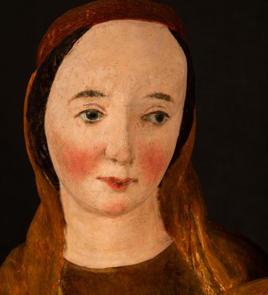 Zdjęcie nr 14: Rzeźba pełnoplastyczna, przyścienna, z tyłu wydrążona. Przedstawienie Matki Boskiej z Dzieciątkiem, ukazanej w całej postaci, frontalnie. Maria stoi w kontrapoście, esowato wygięta, z głową lekko przechyloną w lewo, podtrzymując Dzieciątko ręką wspartą na lewym biodrze. Twarz owalna, o subtelnych rysach, z wysokim czołem, regularnymi łukami brwiowymi i dużymi oczami, długim, wąskim nosem, małymi ustami i wydatnym podbródkiem. Ubrana w długą suknię i narzucony na ramiona płaszcz, przerzucony przez przód sylwetki i układający się poniżej piersi Marii sekwencją fałdów misowych i v-kształtnych. Na głowie źle zachowana chusta spływająca na ramiona. Dzieciątko siedzi na lewym przedramieniu Matki, ze skrzyżowanymi nóżkami, prawą dłonią dotykając piersi Marii, lewą trzyma glob. Twarz okrągła, o drobnych rysach, okolona krótkimi ciemnymi włosami. Jezus ubrany w długą sukienkę, spod której widać bose stopy.   