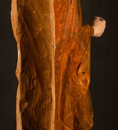 Zdjęcie nr 19: Rzeźba pełnoplastyczna, przyścienna, z tyłu wydrążona. Przedstawienie Matki Boskiej z Dzieciątkiem, ukazanej w całej postaci, frontalnie. Maria stoi w kontrapoście, esowato wygięta, z głową lekko przechyloną w lewo, podtrzymując Dzieciątko ręką wspartą na lewym biodrze. Twarz owalna, o subtelnych rysach, z wysokim czołem, regularnymi łukami brwiowymi i dużymi oczami, długim, wąskim nosem, małymi ustami i wydatnym podbródkiem. Ubrana w długą suknię i narzucony na ramiona płaszcz, przerzucony przez przód sylwetki i układający się poniżej piersi Marii sekwencją fałdów misowych i v-kształtnych. Na głowie źle zachowana chusta spływająca na ramiona. Dzieciątko siedzi na lewym przedramieniu Matki, ze skrzyżowanymi nóżkami, prawą dłonią dotykając piersi Marii, lewą trzyma glob. Twarz okrągła, o drobnych rysach, okolona krótkimi ciemnymi włosami. Jezus ubrany w długą sukienkę, spod której widać bose stopy.   