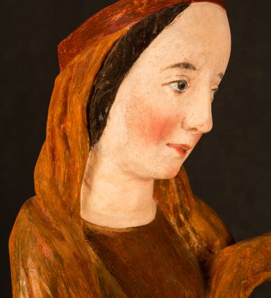 Zdjęcie nr 12: Rzeźba pełnoplastyczna, przyścienna, z tyłu wydrążona. Przedstawienie Matki Boskiej z Dzieciątkiem, ukazanej w całej postaci, frontalnie. Maria stoi w kontrapoście, esowato wygięta, z głową lekko przechyloną w lewo, podtrzymując Dzieciątko ręką wspartą na lewym biodrze. Twarz owalna, o subtelnych rysach, z wysokim czołem, regularnymi łukami brwiowymi i dużymi oczami, długim, wąskim nosem, małymi ustami i wydatnym podbródkiem. Ubrana w długą suknię i narzucony na ramiona płaszcz, przerzucony przez przód sylwetki i układający się poniżej piersi Marii sekwencją fałdów misowych i v-kształtnych. Na głowie źle zachowana chusta spływająca na ramiona. Dzieciątko siedzi na lewym przedramieniu Matki, ze skrzyżowanymi nóżkami, prawą dłonią dotykając piersi Marii, lewą trzyma glob. Twarz okrągła, o drobnych rysach, okolona krótkimi ciemnymi włosami. Jezus ubrany w długą sukienkę, spod której widać bose stopy.   