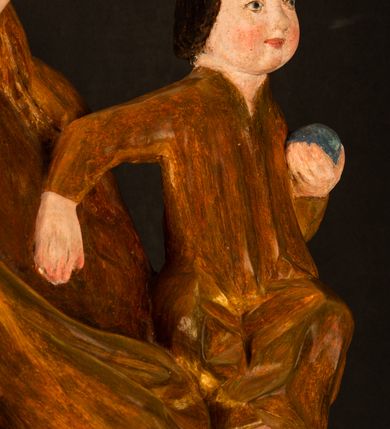 Zdjęcie nr 10: Rzeźba pełnoplastyczna, przyścienna, z tyłu wydrążona. Przedstawienie Matki Boskiej z Dzieciątkiem, ukazanej w całej postaci, frontalnie. Maria stoi w kontrapoście, esowato wygięta, z głową lekko przechyloną w lewo, podtrzymując Dzieciątko ręką wspartą na lewym biodrze. Twarz owalna, o subtelnych rysach, z wysokim czołem, regularnymi łukami brwiowymi i dużymi oczami, długim, wąskim nosem, małymi ustami i wydatnym podbródkiem. Ubrana w długą suknię i narzucony na ramiona płaszcz, przerzucony przez przód sylwetki i układający się poniżej piersi Marii sekwencją fałdów misowych i v-kształtnych. Na głowie źle zachowana chusta spływająca na ramiona. Dzieciątko siedzi na lewym przedramieniu Matki, ze skrzyżowanymi nóżkami, prawą dłonią dotykając piersi Marii, lewą trzyma glob. Twarz okrągła, o drobnych rysach, okolona krótkimi ciemnymi włosami. Jezus ubrany w długą sukienkę, spod której widać bose stopy.   