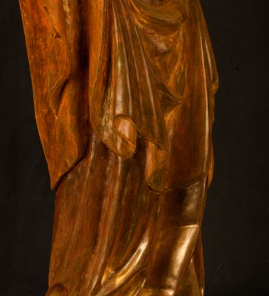 Zdjęcie nr 3: Rzeźba pełnoplastyczna, przyścienna, z tyłu wydrążona. Przedstawienie Matki Boskiej z Dzieciątkiem, ukazanej w całej postaci, frontalnie. Maria stoi w kontrapoście, esowato wygięta, z głową lekko przechyloną w lewo, podtrzymując Dzieciątko ręką wspartą na lewym biodrze. Twarz owalna, o subtelnych rysach, z wysokim czołem, regularnymi łukami brwiowymi i dużymi oczami, długim, wąskim nosem, małymi ustami i wydatnym podbródkiem. Ubrana w długą suknię i narzucony na ramiona płaszcz, przerzucony przez przód sylwetki i układający się poniżej piersi Marii sekwencją fałdów misowych i v-kształtnych. Na głowie źle zachowana chusta spływająca na ramiona. Dzieciątko siedzi na lewym przedramieniu Matki, ze skrzyżowanymi nóżkami, prawą dłonią dotykając piersi Marii, lewą trzyma glob. Twarz okrągła, o drobnych rysach, okolona krótkimi ciemnymi włosami. Jezus ubrany w długą sukienkę, spod której widać bose stopy.   