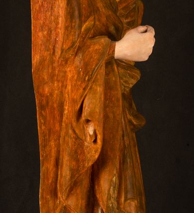 Zdjęcie nr 18: Rzeźba pełnoplastyczna, przyścienna, z tyłu wydrążona. Przedstawienie Matki Boskiej z Dzieciątkiem, ukazanej w całej postaci, frontalnie. Maria stoi w kontrapoście, esowato wygięta, z głową lekko przechyloną w lewo, podtrzymując Dzieciątko ręką wspartą na lewym biodrze. Twarz owalna, o subtelnych rysach, z wysokim czołem, regularnymi łukami brwiowymi i dużymi oczami, długim, wąskim nosem, małymi ustami i wydatnym podbródkiem. Ubrana w długą suknię i narzucony na ramiona płaszcz, przerzucony przez przód sylwetki i układający się poniżej piersi Marii sekwencją fałdów misowych i v-kształtnych. Na głowie źle zachowana chusta spływająca na ramiona. Dzieciątko siedzi na lewym przedramieniu Matki, ze skrzyżowanymi nóżkami, prawą dłonią dotykając piersi Marii, lewą trzyma glob. Twarz okrągła, o drobnych rysach, okolona krótkimi ciemnymi włosami. Jezus ubrany w długą sukienkę, spod której widać bose stopy.   