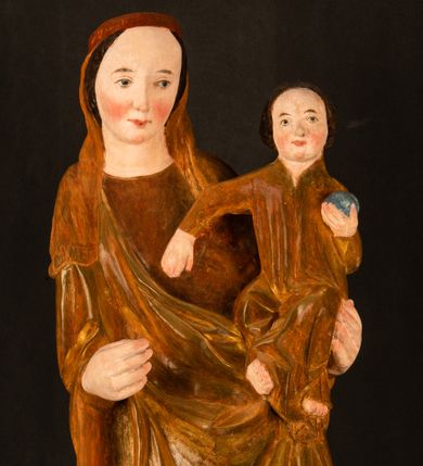 Zdjęcie nr 1: Rzeźba pełnoplastyczna, przyścienna, z tyłu wydrążona. Przedstawienie Matki Boskiej z Dzieciątkiem, ukazanej w całej postaci, frontalnie. Maria stoi w kontrapoście, esowato wygięta, z głową lekko przechyloną w lewo, podtrzymując Dzieciątko ręką wspartą na lewym biodrze. Twarz owalna, o subtelnych rysach, z wysokim czołem, regularnymi łukami brwiowymi i dużymi oczami, długim, wąskim nosem, małymi ustami i wydatnym podbródkiem. Ubrana w długą suknię i narzucony na ramiona płaszcz, przerzucony przez przód sylwetki i układający się poniżej piersi Marii sekwencją fałdów misowych i v-kształtnych. Na głowie źle zachowana chusta spływająca na ramiona. Dzieciątko siedzi na lewym przedramieniu Matki, ze skrzyżowanymi nóżkami, prawą dłonią dotykając piersi Marii, lewą trzyma glob. Twarz okrągła, o drobnych rysach, okolona krótkimi ciemnymi włosami. Jezus ubrany w długą sukienkę, spod której widać bose stopy.   