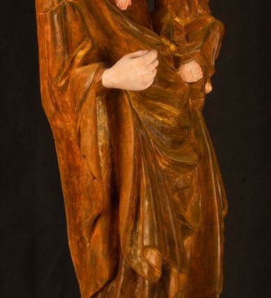 Zdjęcie nr 17: Rzeźba pełnoplastyczna, przyścienna, z tyłu wydrążona. Przedstawienie Matki Boskiej z Dzieciątkiem, ukazanej w całej postaci, frontalnie. Maria stoi w kontrapoście, esowato wygięta, z głową lekko przechyloną w lewo, podtrzymując Dzieciątko ręką wspartą na lewym biodrze. Twarz owalna, o subtelnych rysach, z wysokim czołem, regularnymi łukami brwiowymi i dużymi oczami, długim, wąskim nosem, małymi ustami i wydatnym podbródkiem. Ubrana w długą suknię i narzucony na ramiona płaszcz, przerzucony przez przód sylwetki i układający się poniżej piersi Marii sekwencją fałdów misowych i v-kształtnych. Na głowie źle zachowana chusta spływająca na ramiona. Dzieciątko siedzi na lewym przedramieniu Matki, ze skrzyżowanymi nóżkami, prawą dłonią dotykając piersi Marii, lewą trzyma glob. Twarz okrągła, o drobnych rysach, okolona krótkimi ciemnymi włosami. Jezus ubrany w długą sukienkę, spod której widać bose stopy.   