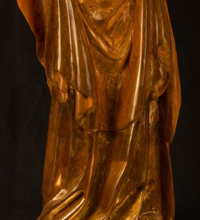 Zdjęcie nr 4: Rzeźba pełnoplastyczna, przyścienna, z tyłu wydrążona. Przedstawienie Matki Boskiej z Dzieciątkiem, ukazanej w całej postaci, frontalnie. Maria stoi w kontrapoście, esowato wygięta, z głową lekko przechyloną w lewo, podtrzymując Dzieciątko ręką wspartą na lewym biodrze. Twarz owalna, o subtelnych rysach, z wysokim czołem, regularnymi łukami brwiowymi i dużymi oczami, długim, wąskim nosem, małymi ustami i wydatnym podbródkiem. Ubrana w długą suknię i narzucony na ramiona płaszcz, przerzucony przez przód sylwetki i układający się poniżej piersi Marii sekwencją fałdów misowych i v-kształtnych. Na głowie źle zachowana chusta spływająca na ramiona. Dzieciątko siedzi na lewym przedramieniu Matki, ze skrzyżowanymi nóżkami, prawą dłonią dotykając piersi Marii, lewą trzyma glob. Twarz okrągła, o drobnych rysach, okolona krótkimi ciemnymi włosami. Jezus ubrany w długą sukienkę, spod której widać bose stopy.   