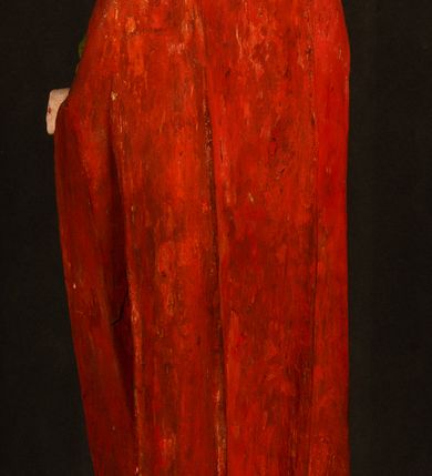 Zdjęcie nr 21: Rzeźba pełna, ustawiona na podstawie na planie ośmioboku oraz na fragmencie podłoża. Chrystus ukazany w całej postaci, frontalnie, prawą, ugiętą rękę unosi w geście błogosławieństwa, lewą trzyma z przodu drzewce chorągwi. Twarz ma podłużną, o migdałowatych, półprzymkniętych oczach, prostym, długim nosie i wąskich ustach. Twarz okolona krótką ciemną brodą oraz falowanymi włosami, opadającymi na ramiona. Przez biodra ma przewiązane białe perizonium, przylegające go ciała. Na ramiona ma narzucony czerwony płaszcz z zieloną podszewką, zawinięty łukowato z przodu postaci i przytrzymywany lewą ręką. Ciało ma wychudzone, o silnie podkreślonych żebrach klatki piersiowej oraz wcięciu w talii, z zaznaczonymi śladami męki. Polichromia ciała naturalistyczna, o jasnej karnacji. Chorągiew wykonana z czerwonej tkaniny wielkowzorzystej. 