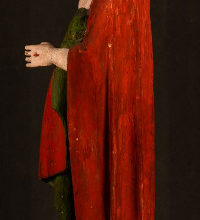 Zdjęcie nr 18: Rzeźba pełna, ustawiona na podstawie na planie ośmioboku oraz na fragmencie podłoża. Chrystus ukazany w całej postaci, frontalnie, prawą, ugiętą rękę unosi w geście błogosławieństwa, lewą trzyma z przodu drzewce chorągwi. Twarz ma podłużną, o migdałowatych, półprzymkniętych oczach, prostym, długim nosie i wąskich ustach. Twarz okolona krótką ciemną brodą oraz falowanymi włosami, opadającymi na ramiona. Przez biodra ma przewiązane białe perizonium, przylegające go ciała. Na ramiona ma narzucony czerwony płaszcz z zieloną podszewką, zawinięty łukowato z przodu postaci i przytrzymywany lewą ręką. Ciało ma wychudzone, o silnie podkreślonych żebrach klatki piersiowej oraz wcięciu w talii, z zaznaczonymi śladami męki. Polichromia ciała naturalistyczna, o jasnej karnacji. Chorągiew wykonana z czerwonej tkaniny wielkowzorzystej. 