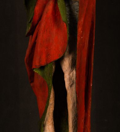 Zdjęcie nr 5: Rzeźba pełna, ustawiona na podstawie na planie ośmioboku oraz na fragmencie podłoża. Chrystus ukazany w całej postaci, frontalnie, prawą, ugiętą rękę unosi w geście błogosławieństwa, lewą trzyma z przodu drzewce chorągwi. Twarz ma podłużną, o migdałowatych, półprzymkniętych oczach, prostym, długim nosie i wąskich ustach. Twarz okolona krótką ciemną brodą oraz falowanymi włosami, opadającymi na ramiona. Przez biodra ma przewiązane białe perizonium, przylegające go ciała. Na ramiona ma narzucony czerwony płaszcz z zieloną podszewką, zawinięty łukowato z przodu postaci i przytrzymywany lewą ręką. Ciało ma wychudzone, o silnie podkreślonych żebrach klatki piersiowej oraz wcięciu w talii, z zaznaczonymi śladami męki. Polichromia ciała naturalistyczna, o jasnej karnacji. Chorągiew wykonana z czerwonej tkaniny wielkowzorzystej. 