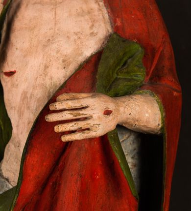 Zdjęcie nr 12: Rzeźba pełna, ustawiona na podstawie na planie ośmioboku oraz na fragmencie podłoża. Chrystus ukazany w całej postaci, frontalnie, prawą, ugiętą rękę unosi w geście błogosławieństwa, lewą trzyma z przodu drzewce chorągwi. Twarz ma podłużną, o migdałowatych, półprzymkniętych oczach, prostym, długim nosie i wąskich ustach. Twarz okolona krótką ciemną brodą oraz falowanymi włosami, opadającymi na ramiona. Przez biodra ma przewiązane białe perizonium, przylegające go ciała. Na ramiona ma narzucony czerwony płaszcz z zieloną podszewką, zawinięty łukowato z przodu postaci i przytrzymywany lewą ręką. Ciało ma wychudzone, o silnie podkreślonych żebrach klatki piersiowej oraz wcięciu w talii, z zaznaczonymi śladami męki. Polichromia ciała naturalistyczna, o jasnej karnacji. Chorągiew wykonana z czerwonej tkaniny wielkowzorzystej. 