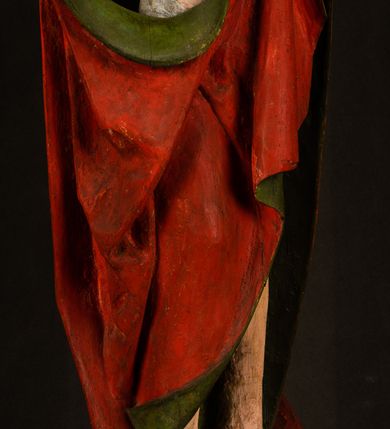 Zdjęcie nr 4: Rzeźba pełna, ustawiona na podstawie na planie ośmioboku oraz na fragmencie podłoża. Chrystus ukazany w całej postaci, frontalnie, prawą, ugiętą rękę unosi w geście błogosławieństwa, lewą trzyma z przodu drzewce chorągwi. Twarz ma podłużną, o migdałowatych, półprzymkniętych oczach, prostym, długim nosie i wąskich ustach. Twarz okolona krótką ciemną brodą oraz falowanymi włosami, opadającymi na ramiona. Przez biodra ma przewiązane białe perizonium, przylegające go ciała. Na ramiona ma narzucony czerwony płaszcz z zieloną podszewką, zawinięty łukowato z przodu postaci i przytrzymywany lewą ręką. Ciało ma wychudzone, o silnie podkreślonych żebrach klatki piersiowej oraz wcięciu w talii, z zaznaczonymi śladami męki. Polichromia ciała naturalistyczna, o jasnej karnacji. Chorągiew wykonana z czerwonej tkaniny wielkowzorzystej. 