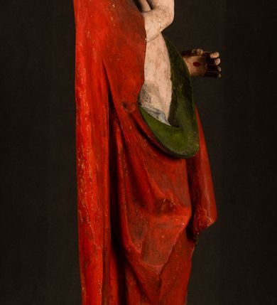 Zdjęcie nr 20: Rzeźba pełna, ustawiona na podstawie na planie ośmioboku oraz na fragmencie podłoża. Chrystus ukazany w całej postaci, frontalnie, prawą, ugiętą rękę unosi w geście błogosławieństwa, lewą trzyma z przodu drzewce chorągwi. Twarz ma podłużną, o migdałowatych, półprzymkniętych oczach, prostym, długim nosie i wąskich ustach. Twarz okolona krótką ciemną brodą oraz falowanymi włosami, opadającymi na ramiona. Przez biodra ma przewiązane białe perizonium, przylegające go ciała. Na ramiona ma narzucony czerwony płaszcz z zieloną podszewką, zawinięty łukowato z przodu postaci i przytrzymywany lewą ręką. Ciało ma wychudzone, o silnie podkreślonych żebrach klatki piersiowej oraz wcięciu w talii, z zaznaczonymi śladami męki. Polichromia ciała naturalistyczna, o jasnej karnacji. Chorągiew wykonana z czerwonej tkaniny wielkowzorzystej. 