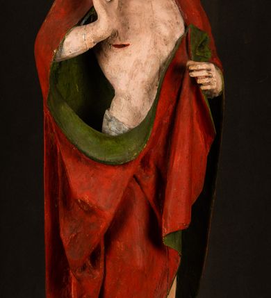 Zdjęcie nr 16: Rzeźba pełna, ustawiona na podstawie na planie ośmioboku oraz na fragmencie podłoża. Chrystus ukazany w całej postaci, frontalnie, prawą, ugiętą rękę unosi w geście błogosławieństwa, lewą trzyma z przodu drzewce chorągwi. Twarz ma podłużną, o migdałowatych, półprzymkniętych oczach, prostym, długim nosie i wąskich ustach. Twarz okolona krótką ciemną brodą oraz falowanymi włosami, opadającymi na ramiona. Przez biodra ma przewiązane białe perizonium, przylegające go ciała. Na ramiona ma narzucony czerwony płaszcz z zieloną podszewką, zawinięty łukowato z przodu postaci i przytrzymywany lewą ręką. Ciało ma wychudzone, o silnie podkreślonych żebrach klatki piersiowej oraz wcięciu w talii, z zaznaczonymi śladami męki. Polichromia ciała naturalistyczna, o jasnej karnacji. Chorągiew wykonana z czerwonej tkaniny wielkowzorzystej. 