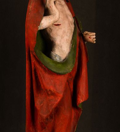 Zdjęcie nr 17: Rzeźba pełna, ustawiona na podstawie na planie ośmioboku oraz na fragmencie podłoża. Chrystus ukazany w całej postaci, frontalnie, prawą, ugiętą rękę unosi w geście błogosławieństwa, lewą trzyma z przodu drzewce chorągwi. Twarz ma podłużną, o migdałowatych, półprzymkniętych oczach, prostym, długim nosie i wąskich ustach. Twarz okolona krótką ciemną brodą oraz falowanymi włosami, opadającymi na ramiona. Przez biodra ma przewiązane białe perizonium, przylegające go ciała. Na ramiona ma narzucony czerwony płaszcz z zieloną podszewką, zawinięty łukowato z przodu postaci i przytrzymywany lewą ręką. Ciało ma wychudzone, o silnie podkreślonych żebrach klatki piersiowej oraz wcięciu w talii, z zaznaczonymi śladami męki. Polichromia ciała naturalistyczna, o jasnej karnacji. Chorągiew wykonana z czerwonej tkaniny wielkowzorzystej. 
