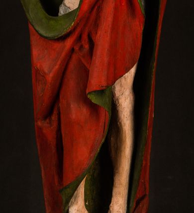 Zdjęcie nr 6: Rzeźba pełna, ustawiona na podstawie na planie ośmioboku oraz na fragmencie podłoża. Chrystus ukazany w całej postaci, frontalnie, prawą, ugiętą rękę unosi w geście błogosławieństwa, lewą trzyma z przodu drzewce chorągwi. Twarz ma podłużną, o migdałowatych, półprzymkniętych oczach, prostym, długim nosie i wąskich ustach. Twarz okolona krótką ciemną brodą oraz falowanymi włosami, opadającymi na ramiona. Przez biodra ma przewiązane białe perizonium, przylegające go ciała. Na ramiona ma narzucony czerwony płaszcz z zieloną podszewką, zawinięty łukowato z przodu postaci i przytrzymywany lewą ręką. Ciało ma wychudzone, o silnie podkreślonych żebrach klatki piersiowej oraz wcięciu w talii, z zaznaczonymi śladami męki. Polichromia ciała naturalistyczna, o jasnej karnacji. Chorągiew wykonana z czerwonej tkaniny wielkowzorzystej. 