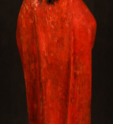 Zdjęcie nr 22: Rzeźba pełna, ustawiona na podstawie na planie ośmioboku oraz na fragmencie podłoża. Chrystus ukazany w całej postaci, frontalnie, prawą, ugiętą rękę unosi w geście błogosławieństwa, lewą trzyma z przodu drzewce chorągwi. Twarz ma podłużną, o migdałowatych, półprzymkniętych oczach, prostym, długim nosie i wąskich ustach. Twarz okolona krótką ciemną brodą oraz falowanymi włosami, opadającymi na ramiona. Przez biodra ma przewiązane białe perizonium, przylegające go ciała. Na ramiona ma narzucony czerwony płaszcz z zieloną podszewką, zawinięty łukowato z przodu postaci i przytrzymywany lewą ręką. Ciało ma wychudzone, o silnie podkreślonych żebrach klatki piersiowej oraz wcięciu w talii, z zaznaczonymi śladami męki. Polichromia ciała naturalistyczna, o jasnej karnacji. Chorągiew wykonana z czerwonej tkaniny wielkowzorzystej. 