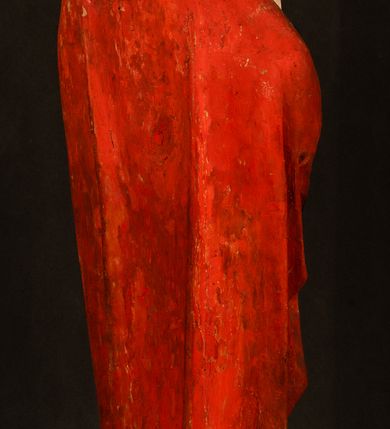 Zdjęcie nr 3: Rzeźba pełna, ustawiona na podstawie na planie ośmioboku oraz na fragmencie podłoża. Chrystus ukazany w całej postaci, frontalnie, prawą, ugiętą rękę unosi w geście błogosławieństwa, lewą trzyma z przodu drzewce chorągwi. Twarz ma podłużną, o migdałowatych, półprzymkniętych oczach, prostym, długim nosie i wąskich ustach. Twarz okolona krótką ciemną brodą oraz falowanymi włosami, opadającymi na ramiona. Przez biodra ma przewiązane białe perizonium, przylegające go ciała. Na ramiona ma narzucony czerwony płaszcz z zieloną podszewką, zawinięty łukowato z przodu postaci i przytrzymywany lewą ręką. Ciało ma wychudzone, o silnie podkreślonych żebrach klatki piersiowej oraz wcięciu w talii, z zaznaczonymi śladami męki. Polichromia ciała naturalistyczna, o jasnej karnacji. Chorągiew wykonana z czerwonej tkaniny wielkowzorzystej. 