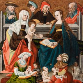 Zdjęcie nr 1: Tryptyk ze sceną Rodziny Marii w polu głównym oraz mniejszymi scenami z życia Najświętszej Marii Panny na rewersie skrzydeł i świętymi na awersie. W polu głównym obraz w formie stojącego prostokąta w drewnianej, profilowanej ramie. W centrum kompozycja przedstawiająca rodzinę Matki Boskiej w ujęciu trójstrefowym. W centrum umieszczona grupa z siedzącymi na kamiennej ławie, wyścielonej zielonym materiałem św. Annę z Dzieciątkiem Jezus oraz Matkę Boską. Obie zwrócone trzy czwarte ku środkowi. Święta Anna dwoma wyciągniętymi przed siebie rękami przytrzymuje stojące na jej kolanach Dzieciątko. Ma szeroką twarz z małymi ustami i dużymi oczami. Ubrana jest w brązową suknię z długimi rękawami oraz czerwony płaszcz z zieloną podszewką, na głowie biały welon w podwiką. Dzieciątko zwrócone jest trzy czwarte w lewo, w lewej dłoni trzyma jabłko, prawą błogosławi. Twarz okrągła o pucułowatych policzkach z wyraźnie zaznaczonym podbródkiem. Włosy krótkie, jasne, kędzierzawe. Matka Boska trzyma na kolanach otwartą księgę, prawą rękę wyciąga do Dzieciątka. Ubrana jest w brązową suknię z długimi rękawami, niebieski płaszcz. Głowę okalają bardzo długie, bujne włosy, opadające falami na ramiona i podwiązane wąska opaską. Wszyscy mają wokół głów złote i tłoczone nimby. U dołu obrazu siedzą z dziećmi: Maria Salome oraz Maria Kleofasowa. Jedna z kobiet karmi piersią niemowlę  (św. Jan Ewangelista), obok siedzi mały św. Jakub Większy, druga uczy czytać dwójkę dzieci (zapewne św. Jakub Mniejszy i św. Juda Tadeusz). Kobiety ubrane w obszerne suknie: zieloną i czerwoną, na głowach mają założone białe czepce. Po prawej stronie obrazu miniaturowa postać fundatora ze złożonymi dłońmi. W górnej części kompozycji za ławą ukazani w półpostaci czterej mężczyźni, nad postacią św. Anny: Joachim, Kleofas i Salomas, a nad Matką Boską – św. Józef. Tło obrazu złocone i tłoczone w motywy roślinne. Kwatery dwudzielne, w lewej na awersie u dołu scena Nawiedzenia Najświętszej Marii Panny, u góry Zwiastowanie. Na awersie prawego skrzydła u dołu niezachowana scena, a u góry Pokłon Trzech Króli. Na rewersach skrzydeł: po lewej u góry św. Florian i św. Wojciech, niżej św. Stanisław i biskupa bez atrybutu (św. Mikołaj?); na prawym skrzydle u góry św. Bartłomiej i św. Paweł, u dołu brak kwatery. 