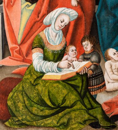 Zdjęcie nr 14: Tryptyk ze sceną Rodziny Marii w polu głównym oraz mniejszymi scenami z życia Najświętszej Marii Panny na rewersie skrzydeł i świętymi na awersie. W polu głównym obraz w formie stojącego prostokąta w drewnianej, profilowanej ramie. W centrum kompozycja przedstawiająca rodzinę Matki Boskiej w ujęciu trójstrefowym. W centrum umieszczona grupa z siedzącymi na kamiennej ławie, wyścielonej zielonym materiałem św. Annę z Dzieciątkiem Jezus oraz Matkę Boską. Obie zwrócone trzy czwarte ku środkowi. Święta Anna dwoma wyciągniętymi przed siebie rękami przytrzymuje stojące na jej kolanach Dzieciątko. Ma szeroką twarz z małymi ustami i dużymi oczami. Ubrana jest w brązową suknię z długimi rękawami oraz czerwony płaszcz z zieloną podszewką, na głowie biały welon w podwiką. Dzieciątko zwrócone jest trzy czwarte w lewo, w lewej dłoni trzyma jabłko, prawą błogosławi. Twarz okrągła o pucułowatych policzkach z wyraźnie zaznaczonym podbródkiem. Włosy krótkie, jasne, kędzierzawe. Matka Boska trzyma na kolanach otwartą księgę, prawą rękę wyciąga do Dzieciątka. Ubrana jest w brązową suknię z długimi rękawami, niebieski płaszcz. Głowę okalają bardzo długie, bujne włosy, opadające falami na ramiona i podwiązane wąska opaską. Wszyscy mają wokół głów złote i tłoczone nimby. U dołu obrazu siedzą z dziećmi: Maria Salome oraz Maria Kleofasowa. Jedna z kobiet karmi piersią niemowlę  (św. Jan Ewangelista), obok siedzi mały św. Jakub Większy, druga uczy czytać dwójkę dzieci (zapewne św. Jakub Mniejszy i św. Juda Tadeusz). Kobiety ubrane w obszerne suknie: zieloną i czerwoną, na głowach mają założone białe czepce. Po prawej stronie obrazu miniaturowa postać fundatora ze złożonymi dłońmi. W górnej części kompozycji za ławą ukazani w półpostaci czterej mężczyźni, nad postacią św. Anny: Joachim, Kleofas i Salomas, a nad Matką Boską – św. Józef. Tło obrazu złocone i tłoczone w motywy roślinne. Kwatery dwudzielne, w lewej na awersie u dołu scena Nawiedzenia Najświętszej Marii Panny, u góry Zwiastowanie. Na awersie prawego skrzydła u dołu niezachowana scena, a u góry Pokłon Trzech Króli. Na rewersach skrzydeł: po lewej u góry św. Florian i św. Wojciech, niżej św. Stanisław i biskupa bez atrybutu (św. Mikołaj?); na prawym skrzydle u góry św. Bartłomiej i św. Paweł, u dołu brak kwatery. 