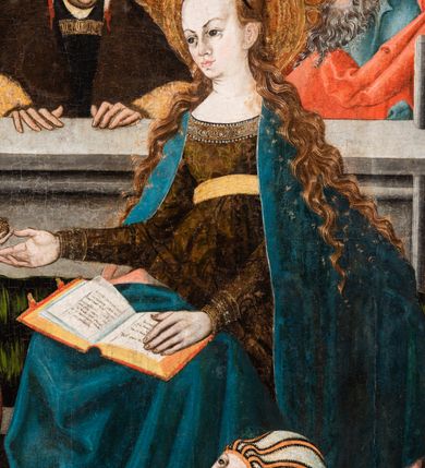 Zdjęcie nr 62: Tryptyk ze sceną Rodziny Marii w polu głównym oraz mniejszymi scenami z życia Najświętszej Marii Panny na rewersie skrzydeł i świętymi na awersie. W polu głównym obraz w formie stojącego prostokąta w drewnianej, profilowanej ramie. W centrum kompozycja przedstawiająca rodzinę Matki Boskiej w ujęciu trójstrefowym. W centrum umieszczona grupa z siedzącymi na kamiennej ławie, wyścielonej zielonym materiałem św. Annę z Dzieciątkiem Jezus oraz Matkę Boską. Obie zwrócone trzy czwarte ku środkowi. Święta Anna dwoma wyciągniętymi przed siebie rękami przytrzymuje stojące na jej kolanach Dzieciątko. Ma szeroką twarz z małymi ustami i dużymi oczami. Ubrana jest w brązową suknię z długimi rękawami oraz czerwony płaszcz z zieloną podszewką, na głowie biały welon w podwiką. Dzieciątko zwrócone jest trzy czwarte w lewo, w lewej dłoni trzyma jabłko, prawą błogosławi. Twarz okrągła o pucułowatych policzkach z wyraźnie zaznaczonym podbródkiem. Włosy krótkie, jasne, kędzierzawe. Matka Boska trzyma na kolanach otwartą księgę, prawą rękę wyciąga do Dzieciątka. Ubrana jest w brązową suknię z długimi rękawami, niebieski płaszcz. Głowę okalają bardzo długie, bujne włosy, opadające falami na ramiona i podwiązane wąska opaską. Wszyscy mają wokół głów złote i tłoczone nimby. U dołu obrazu siedzą z dziećmi: Maria Salome oraz Maria Kleofasowa. Jedna z kobiet karmi piersią niemowlę  (św. Jan Ewangelista), obok siedzi mały św. Jakub Większy, druga uczy czytać dwójkę dzieci (zapewne św. Jakub Mniejszy i św. Juda Tadeusz). Kobiety ubrane w obszerne suknie: zieloną i czerwoną, na głowach mają założone białe czepce. Po prawej stronie obrazu miniaturowa postać fundatora ze złożonymi dłońmi. W górnej części kompozycji za ławą ukazani w półpostaci czterej mężczyźni, nad postacią św. Anny: Joachim, Kleofas i Salomas, a nad Matką Boską – św. Józef. Tło obrazu złocone i tłoczone w motywy roślinne. Kwatery dwudzielne, w lewej na awersie u dołu scena Nawiedzenia Najświętszej Marii Panny, u góry Zwiastowanie. Na awersie prawego skrzydła u dołu niezachowana scena, a u góry Pokłon Trzech Króli. Na rewersach skrzydeł: po lewej u góry św. Florian i św. Wojciech, niżej św. Stanisław i biskupa bez atrybutu (św. Mikołaj?); na prawym skrzydle u góry św. Bartłomiej i św. Paweł, u dołu brak kwatery. 