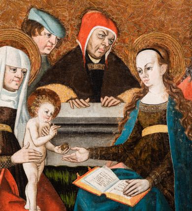 Zdjęcie nr 29: Tryptyk ze sceną Rodziny Marii w polu głównym oraz mniejszymi scenami z życia Najświętszej Marii Panny na rewersie skrzydeł i świętymi na awersie. W polu głównym obraz w formie stojącego prostokąta w drewnianej, profilowanej ramie. W centrum kompozycja przedstawiająca rodzinę Matki Boskiej w ujęciu trójstrefowym. W centrum umieszczona grupa z siedzącymi na kamiennej ławie, wyścielonej zielonym materiałem św. Annę z Dzieciątkiem Jezus oraz Matkę Boską. Obie zwrócone trzy czwarte ku środkowi. Święta Anna dwoma wyciągniętymi przed siebie rękami przytrzymuje stojące na jej kolanach Dzieciątko. Ma szeroką twarz z małymi ustami i dużymi oczami. Ubrana jest w brązową suknię z długimi rękawami oraz czerwony płaszcz z zieloną podszewką, na głowie biały welon w podwiką. Dzieciątko zwrócone jest trzy czwarte w lewo, w lewej dłoni trzyma jabłko, prawą błogosławi. Twarz okrągła o pucułowatych policzkach z wyraźnie zaznaczonym podbródkiem. Włosy krótkie, jasne, kędzierzawe. Matka Boska trzyma na kolanach otwartą księgę, prawą rękę wyciąga do Dzieciątka. Ubrana jest w brązową suknię z długimi rękawami, niebieski płaszcz. Głowę okalają bardzo długie, bujne włosy, opadające falami na ramiona i podwiązane wąska opaską. Wszyscy mają wokół głów złote i tłoczone nimby. U dołu obrazu siedzą z dziećmi: Maria Salome oraz Maria Kleofasowa. Jedna z kobiet karmi piersią niemowlę  (św. Jan Ewangelista), obok siedzi mały św. Jakub Większy, druga uczy czytać dwójkę dzieci (zapewne św. Jakub Mniejszy i św. Juda Tadeusz). Kobiety ubrane w obszerne suknie: zieloną i czerwoną, na głowach mają założone białe czepce. Po prawej stronie obrazu miniaturowa postać fundatora ze złożonymi dłońmi. W górnej części kompozycji za ławą ukazani w półpostaci czterej mężczyźni, nad postacią św. Anny: Joachim, Kleofas i Salomas, a nad Matką Boską – św. Józef. Tło obrazu złocone i tłoczone w motywy roślinne. Kwatery dwudzielne, w lewej na awersie u dołu scena Nawiedzenia Najświętszej Marii Panny, u góry Zwiastowanie. Na awersie prawego skrzydła u dołu niezachowana scena, a u góry Pokłon Trzech Króli. Na rewersach skrzydeł: po lewej u góry św. Florian i św. Wojciech, niżej św. Stanisław i biskupa bez atrybutu (św. Mikołaj?); na prawym skrzydle u góry św. Bartłomiej i św. Paweł, u dołu brak kwatery. 