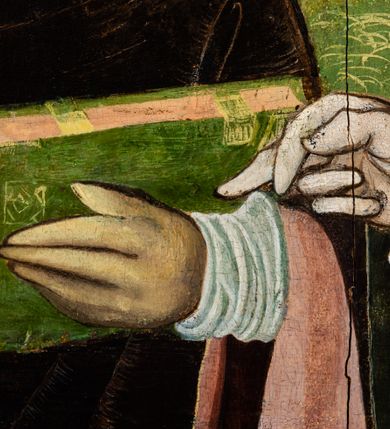 Zdjęcie nr 92: Tryptyk ze sceną Rodziny Marii w polu głównym oraz mniejszymi scenami z życia Najświętszej Marii Panny na rewersie skrzydeł i świętymi na awersie. W polu głównym obraz w formie stojącego prostokąta w drewnianej, profilowanej ramie. W centrum kompozycja przedstawiająca rodzinę Matki Boskiej w ujęciu trójstrefowym. W centrum umieszczona grupa z siedzącymi na kamiennej ławie, wyścielonej zielonym materiałem św. Annę z Dzieciątkiem Jezus oraz Matkę Boską. Obie zwrócone trzy czwarte ku środkowi. Święta Anna dwoma wyciągniętymi przed siebie rękami przytrzymuje stojące na jej kolanach Dzieciątko. Ma szeroką twarz z małymi ustami i dużymi oczami. Ubrana jest w brązową suknię z długimi rękawami oraz czerwony płaszcz z zieloną podszewką, na głowie biały welon w podwiką. Dzieciątko zwrócone jest trzy czwarte w lewo, w lewej dłoni trzyma jabłko, prawą błogosławi. Twarz okrągła o pucułowatych policzkach z wyraźnie zaznaczonym podbródkiem. Włosy krótkie, jasne, kędzierzawe. Matka Boska trzyma na kolanach otwartą księgę, prawą rękę wyciąga do Dzieciątka. Ubrana jest w brązową suknię z długimi rękawami, niebieski płaszcz. Głowę okalają bardzo długie, bujne włosy, opadające falami na ramiona i podwiązane wąska opaską. Wszyscy mają wokół głów złote i tłoczone nimby. U dołu obrazu siedzą z dziećmi: Maria Salome oraz Maria Kleofasowa. Jedna z kobiet karmi piersią niemowlę  (św. Jan Ewangelista), obok siedzi mały św. Jakub Większy, druga uczy czytać dwójkę dzieci (zapewne św. Jakub Mniejszy i św. Juda Tadeusz). Kobiety ubrane w obszerne suknie: zieloną i czerwoną, na głowach mają założone białe czepce. Po prawej stronie obrazu miniaturowa postać fundatora ze złożonymi dłońmi. W górnej części kompozycji za ławą ukazani w półpostaci czterej mężczyźni, nad postacią św. Anny: Joachim, Kleofas i Salomas, a nad Matką Boską – św. Józef. Tło obrazu złocone i tłoczone w motywy roślinne. Kwatery dwudzielne, w lewej na awersie u dołu scena Nawiedzenia Najświętszej Marii Panny, u góry Zwiastowanie. Na awersie prawego skrzydła u dołu niezachowana scena, a u góry Pokłon Trzech Króli. Na rewersach skrzydeł: po lewej u góry św. Florian i św. Wojciech, niżej św. Stanisław i biskupa bez atrybutu (św. Mikołaj?); na prawym skrzydle u góry św. Bartłomiej i św. Paweł, u dołu brak kwatery. 