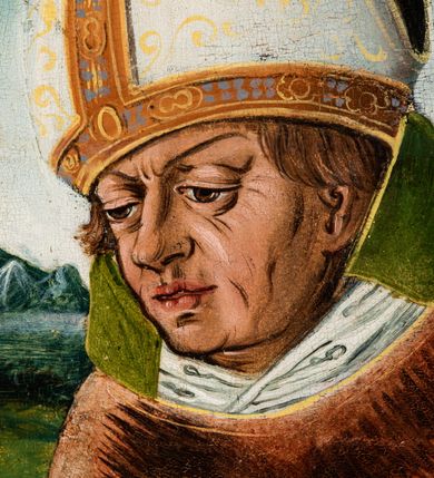 Zdjęcie nr 97: Tryptyk ze sceną Rodziny Marii w polu głównym oraz mniejszymi scenami z życia Najświętszej Marii Panny na rewersie skrzydeł i świętymi na awersie. W polu głównym obraz w formie stojącego prostokąta w drewnianej, profilowanej ramie. W centrum kompozycja przedstawiająca rodzinę Matki Boskiej w ujęciu trójstrefowym. W centrum umieszczona grupa z siedzącymi na kamiennej ławie, wyścielonej zielonym materiałem św. Annę z Dzieciątkiem Jezus oraz Matkę Boską. Obie zwrócone trzy czwarte ku środkowi. Święta Anna dwoma wyciągniętymi przed siebie rękami przytrzymuje stojące na jej kolanach Dzieciątko. Ma szeroką twarz z małymi ustami i dużymi oczami. Ubrana jest w brązową suknię z długimi rękawami oraz czerwony płaszcz z zieloną podszewką, na głowie biały welon w podwiką. Dzieciątko zwrócone jest trzy czwarte w lewo, w lewej dłoni trzyma jabłko, prawą błogosławi. Twarz okrągła o pucułowatych policzkach z wyraźnie zaznaczonym podbródkiem. Włosy krótkie, jasne, kędzierzawe. Matka Boska trzyma na kolanach otwartą księgę, prawą rękę wyciąga do Dzieciątka. Ubrana jest w brązową suknię z długimi rękawami, niebieski płaszcz. Głowę okalają bardzo długie, bujne włosy, opadające falami na ramiona i podwiązane wąska opaską. Wszyscy mają wokół głów złote i tłoczone nimby. U dołu obrazu siedzą z dziećmi: Maria Salome oraz Maria Kleofasowa. Jedna z kobiet karmi piersią niemowlę  (św. Jan Ewangelista), obok siedzi mały św. Jakub Większy, druga uczy czytać dwójkę dzieci (zapewne św. Jakub Mniejszy i św. Juda Tadeusz). Kobiety ubrane w obszerne suknie: zieloną i czerwoną, na głowach mają założone białe czepce. Po prawej stronie obrazu miniaturowa postać fundatora ze złożonymi dłońmi. W górnej części kompozycji za ławą ukazani w półpostaci czterej mężczyźni, nad postacią św. Anny: Joachim, Kleofas i Salomas, a nad Matką Boską – św. Józef. Tło obrazu złocone i tłoczone w motywy roślinne. Kwatery dwudzielne, w lewej na awersie u dołu scena Nawiedzenia Najświętszej Marii Panny, u góry Zwiastowanie. Na awersie prawego skrzydła u dołu niezachowana scena, a u góry Pokłon Trzech Króli. Na rewersach skrzydeł: po lewej u góry św. Florian i św. Wojciech, niżej św. Stanisław i biskupa bez atrybutu (św. Mikołaj?); na prawym skrzydle u góry św. Bartłomiej i św. Paweł, u dołu brak kwatery. 