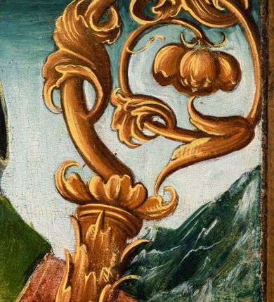 Zdjęcie nr 99: Tryptyk ze sceną Rodziny Marii w polu głównym oraz mniejszymi scenami z życia Najświętszej Marii Panny na rewersie skrzydeł i świętymi na awersie. W polu głównym obraz w formie stojącego prostokąta w drewnianej, profilowanej ramie. W centrum kompozycja przedstawiająca rodzinę Matki Boskiej w ujęciu trójstrefowym. W centrum umieszczona grupa z siedzącymi na kamiennej ławie, wyścielonej zielonym materiałem św. Annę z Dzieciątkiem Jezus oraz Matkę Boską. Obie zwrócone trzy czwarte ku środkowi. Święta Anna dwoma wyciągniętymi przed siebie rękami przytrzymuje stojące na jej kolanach Dzieciątko. Ma szeroką twarz z małymi ustami i dużymi oczami. Ubrana jest w brązową suknię z długimi rękawami oraz czerwony płaszcz z zieloną podszewką, na głowie biały welon w podwiką. Dzieciątko zwrócone jest trzy czwarte w lewo, w lewej dłoni trzyma jabłko, prawą błogosławi. Twarz okrągła o pucułowatych policzkach z wyraźnie zaznaczonym podbródkiem. Włosy krótkie, jasne, kędzierzawe. Matka Boska trzyma na kolanach otwartą księgę, prawą rękę wyciąga do Dzieciątka. Ubrana jest w brązową suknię z długimi rękawami, niebieski płaszcz. Głowę okalają bardzo długie, bujne włosy, opadające falami na ramiona i podwiązane wąska opaską. Wszyscy mają wokół głów złote i tłoczone nimby. U dołu obrazu siedzą z dziećmi: Maria Salome oraz Maria Kleofasowa. Jedna z kobiet karmi piersią niemowlę  (św. Jan Ewangelista), obok siedzi mały św. Jakub Większy, druga uczy czytać dwójkę dzieci (zapewne św. Jakub Mniejszy i św. Juda Tadeusz). Kobiety ubrane w obszerne suknie: zieloną i czerwoną, na głowach mają założone białe czepce. Po prawej stronie obrazu miniaturowa postać fundatora ze złożonymi dłońmi. W górnej części kompozycji za ławą ukazani w półpostaci czterej mężczyźni, nad postacią św. Anny: Joachim, Kleofas i Salomas, a nad Matką Boską – św. Józef. Tło obrazu złocone i tłoczone w motywy roślinne. Kwatery dwudzielne, w lewej na awersie u dołu scena Nawiedzenia Najświętszej Marii Panny, u góry Zwiastowanie. Na awersie prawego skrzydła u dołu niezachowana scena, a u góry Pokłon Trzech Króli. Na rewersach skrzydeł: po lewej u góry św. Florian i św. Wojciech, niżej św. Stanisław i biskupa bez atrybutu (św. Mikołaj?); na prawym skrzydle u góry św. Bartłomiej i św. Paweł, u dołu brak kwatery. 