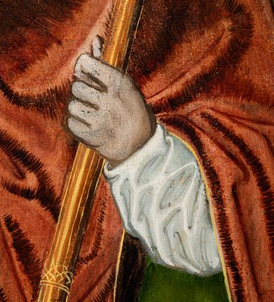 Zdjęcie nr 98: Tryptyk ze sceną Rodziny Marii w polu głównym oraz mniejszymi scenami z życia Najświętszej Marii Panny na rewersie skrzydeł i świętymi na awersie. W polu głównym obraz w formie stojącego prostokąta w drewnianej, profilowanej ramie. W centrum kompozycja przedstawiająca rodzinę Matki Boskiej w ujęciu trójstrefowym. W centrum umieszczona grupa z siedzącymi na kamiennej ławie, wyścielonej zielonym materiałem św. Annę z Dzieciątkiem Jezus oraz Matkę Boską. Obie zwrócone trzy czwarte ku środkowi. Święta Anna dwoma wyciągniętymi przed siebie rękami przytrzymuje stojące na jej kolanach Dzieciątko. Ma szeroką twarz z małymi ustami i dużymi oczami. Ubrana jest w brązową suknię z długimi rękawami oraz czerwony płaszcz z zieloną podszewką, na głowie biały welon w podwiką. Dzieciątko zwrócone jest trzy czwarte w lewo, w lewej dłoni trzyma jabłko, prawą błogosławi. Twarz okrągła o pucułowatych policzkach z wyraźnie zaznaczonym podbródkiem. Włosy krótkie, jasne, kędzierzawe. Matka Boska trzyma na kolanach otwartą księgę, prawą rękę wyciąga do Dzieciątka. Ubrana jest w brązową suknię z długimi rękawami, niebieski płaszcz. Głowę okalają bardzo długie, bujne włosy, opadające falami na ramiona i podwiązane wąska opaską. Wszyscy mają wokół głów złote i tłoczone nimby. U dołu obrazu siedzą z dziećmi: Maria Salome oraz Maria Kleofasowa. Jedna z kobiet karmi piersią niemowlę  (św. Jan Ewangelista), obok siedzi mały św. Jakub Większy, druga uczy czytać dwójkę dzieci (zapewne św. Jakub Mniejszy i św. Juda Tadeusz). Kobiety ubrane w obszerne suknie: zieloną i czerwoną, na głowach mają założone białe czepce. Po prawej stronie obrazu miniaturowa postać fundatora ze złożonymi dłońmi. W górnej części kompozycji za ławą ukazani w półpostaci czterej mężczyźni, nad postacią św. Anny: Joachim, Kleofas i Salomas, a nad Matką Boską – św. Józef. Tło obrazu złocone i tłoczone w motywy roślinne. Kwatery dwudzielne, w lewej na awersie u dołu scena Nawiedzenia Najświętszej Marii Panny, u góry Zwiastowanie. Na awersie prawego skrzydła u dołu niezachowana scena, a u góry Pokłon Trzech Króli. Na rewersach skrzydeł: po lewej u góry św. Florian i św. Wojciech, niżej św. Stanisław i biskupa bez atrybutu (św. Mikołaj?); na prawym skrzydle u góry św. Bartłomiej i św. Paweł, u dołu brak kwatery. 