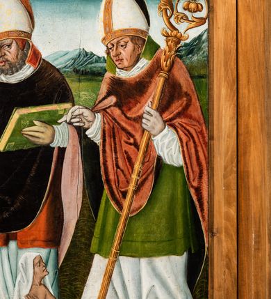 Zdjęcie nr 96: Tryptyk ze sceną Rodziny Marii w polu głównym oraz mniejszymi scenami z życia Najświętszej Marii Panny na rewersie skrzydeł i świętymi na awersie. W polu głównym obraz w formie stojącego prostokąta w drewnianej, profilowanej ramie. W centrum kompozycja przedstawiająca rodzinę Matki Boskiej w ujęciu trójstrefowym. W centrum umieszczona grupa z siedzącymi na kamiennej ławie, wyścielonej zielonym materiałem św. Annę z Dzieciątkiem Jezus oraz Matkę Boską. Obie zwrócone trzy czwarte ku środkowi. Święta Anna dwoma wyciągniętymi przed siebie rękami przytrzymuje stojące na jej kolanach Dzieciątko. Ma szeroką twarz z małymi ustami i dużymi oczami. Ubrana jest w brązową suknię z długimi rękawami oraz czerwony płaszcz z zieloną podszewką, na głowie biały welon w podwiką. Dzieciątko zwrócone jest trzy czwarte w lewo, w lewej dłoni trzyma jabłko, prawą błogosławi. Twarz okrągła o pucułowatych policzkach z wyraźnie zaznaczonym podbródkiem. Włosy krótkie, jasne, kędzierzawe. Matka Boska trzyma na kolanach otwartą księgę, prawą rękę wyciąga do Dzieciątka. Ubrana jest w brązową suknię z długimi rękawami, niebieski płaszcz. Głowę okalają bardzo długie, bujne włosy, opadające falami na ramiona i podwiązane wąska opaską. Wszyscy mają wokół głów złote i tłoczone nimby. U dołu obrazu siedzą z dziećmi: Maria Salome oraz Maria Kleofasowa. Jedna z kobiet karmi piersią niemowlę  (św. Jan Ewangelista), obok siedzi mały św. Jakub Większy, druga uczy czytać dwójkę dzieci (zapewne św. Jakub Mniejszy i św. Juda Tadeusz). Kobiety ubrane w obszerne suknie: zieloną i czerwoną, na głowach mają założone białe czepce. Po prawej stronie obrazu miniaturowa postać fundatora ze złożonymi dłońmi. W górnej części kompozycji za ławą ukazani w półpostaci czterej mężczyźni, nad postacią św. Anny: Joachim, Kleofas i Salomas, a nad Matką Boską – św. Józef. Tło obrazu złocone i tłoczone w motywy roślinne. Kwatery dwudzielne, w lewej na awersie u dołu scena Nawiedzenia Najświętszej Marii Panny, u góry Zwiastowanie. Na awersie prawego skrzydła u dołu niezachowana scena, a u góry Pokłon Trzech Króli. Na rewersach skrzydeł: po lewej u góry św. Florian i św. Wojciech, niżej św. Stanisław i biskupa bez atrybutu (św. Mikołaj?); na prawym skrzydle u góry św. Bartłomiej i św. Paweł, u dołu brak kwatery. 