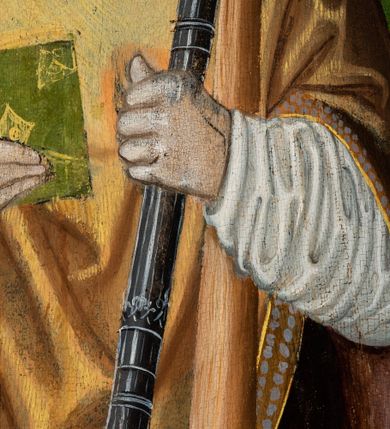 Zdjęcie nr 86: Tryptyk ze sceną Rodziny Marii w polu głównym oraz mniejszymi scenami z życia Najświętszej Marii Panny na rewersie skrzydeł i świętymi na awersie. W polu głównym obraz w formie stojącego prostokąta w drewnianej, profilowanej ramie. W centrum kompozycja przedstawiająca rodzinę Matki Boskiej w ujęciu trójstrefowym. W centrum umieszczona grupa z siedzącymi na kamiennej ławie, wyścielonej zielonym materiałem św. Annę z Dzieciątkiem Jezus oraz Matkę Boską. Obie zwrócone trzy czwarte ku środkowi. Święta Anna dwoma wyciągniętymi przed siebie rękami przytrzymuje stojące na jej kolanach Dzieciątko. Ma szeroką twarz z małymi ustami i dużymi oczami. Ubrana jest w brązową suknię z długimi rękawami oraz czerwony płaszcz z zieloną podszewką, na głowie biały welon w podwiką. Dzieciątko zwrócone jest trzy czwarte w lewo, w lewej dłoni trzyma jabłko, prawą błogosławi. Twarz okrągła o pucułowatych policzkach z wyraźnie zaznaczonym podbródkiem. Włosy krótkie, jasne, kędzierzawe. Matka Boska trzyma na kolanach otwartą księgę, prawą rękę wyciąga do Dzieciątka. Ubrana jest w brązową suknię z długimi rękawami, niebieski płaszcz. Głowę okalają bardzo długie, bujne włosy, opadające falami na ramiona i podwiązane wąska opaską. Wszyscy mają wokół głów złote i tłoczone nimby. U dołu obrazu siedzą z dziećmi: Maria Salome oraz Maria Kleofasowa. Jedna z kobiet karmi piersią niemowlę  (św. Jan Ewangelista), obok siedzi mały św. Jakub Większy, druga uczy czytać dwójkę dzieci (zapewne św. Jakub Mniejszy i św. Juda Tadeusz). Kobiety ubrane w obszerne suknie: zieloną i czerwoną, na głowach mają założone białe czepce. Po prawej stronie obrazu miniaturowa postać fundatora ze złożonymi dłońmi. W górnej części kompozycji za ławą ukazani w półpostaci czterej mężczyźni, nad postacią św. Anny: Joachim, Kleofas i Salomas, a nad Matką Boską – św. Józef. Tło obrazu złocone i tłoczone w motywy roślinne. Kwatery dwudzielne, w lewej na awersie u dołu scena Nawiedzenia Najświętszej Marii Panny, u góry Zwiastowanie. Na awersie prawego skrzydła u dołu niezachowana scena, a u góry Pokłon Trzech Króli. Na rewersach skrzydeł: po lewej u góry św. Florian i św. Wojciech, niżej św. Stanisław i biskupa bez atrybutu (św. Mikołaj?); na prawym skrzydle u góry św. Bartłomiej i św. Paweł, u dołu brak kwatery. 