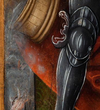 Zdjęcie nr 81: Tryptyk ze sceną Rodziny Marii w polu głównym oraz mniejszymi scenami z życia Najświętszej Marii Panny na rewersie skrzydeł i świętymi na awersie. W polu głównym obraz w formie stojącego prostokąta w drewnianej, profilowanej ramie. W centrum kompozycja przedstawiająca rodzinę Matki Boskiej w ujęciu trójstrefowym. W centrum umieszczona grupa z siedzącymi na kamiennej ławie, wyścielonej zielonym materiałem św. Annę z Dzieciątkiem Jezus oraz Matkę Boską. Obie zwrócone trzy czwarte ku środkowi. Święta Anna dwoma wyciągniętymi przed siebie rękami przytrzymuje stojące na jej kolanach Dzieciątko. Ma szeroką twarz z małymi ustami i dużymi oczami. Ubrana jest w brązową suknię z długimi rękawami oraz czerwony płaszcz z zieloną podszewką, na głowie biały welon w podwiką. Dzieciątko zwrócone jest trzy czwarte w lewo, w lewej dłoni trzyma jabłko, prawą błogosławi. Twarz okrągła o pucułowatych policzkach z wyraźnie zaznaczonym podbródkiem. Włosy krótkie, jasne, kędzierzawe. Matka Boska trzyma na kolanach otwartą księgę, prawą rękę wyciąga do Dzieciątka. Ubrana jest w brązową suknię z długimi rękawami, niebieski płaszcz. Głowę okalają bardzo długie, bujne włosy, opadające falami na ramiona i podwiązane wąska opaską. Wszyscy mają wokół głów złote i tłoczone nimby. U dołu obrazu siedzą z dziećmi: Maria Salome oraz Maria Kleofasowa. Jedna z kobiet karmi piersią niemowlę  (św. Jan Ewangelista), obok siedzi mały św. Jakub Większy, druga uczy czytać dwójkę dzieci (zapewne św. Jakub Mniejszy i św. Juda Tadeusz). Kobiety ubrane w obszerne suknie: zieloną i czerwoną, na głowach mają założone białe czepce. Po prawej stronie obrazu miniaturowa postać fundatora ze złożonymi dłońmi. W górnej części kompozycji za ławą ukazani w półpostaci czterej mężczyźni, nad postacią św. Anny: Joachim, Kleofas i Salomas, a nad Matką Boską – św. Józef. Tło obrazu złocone i tłoczone w motywy roślinne. Kwatery dwudzielne, w lewej na awersie u dołu scena Nawiedzenia Najświętszej Marii Panny, u góry Zwiastowanie. Na awersie prawego skrzydła u dołu niezachowana scena, a u góry Pokłon Trzech Króli. Na rewersach skrzydeł: po lewej u góry św. Florian i św. Wojciech, niżej św. Stanisław i biskupa bez atrybutu (św. Mikołaj?); na prawym skrzydle u góry św. Bartłomiej i św. Paweł, u dołu brak kwatery. 