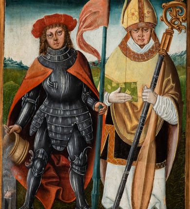 Zdjęcie nr 77: Tryptyk ze sceną Rodziny Marii w polu głównym oraz mniejszymi scenami z życia Najświętszej Marii Panny na rewersie skrzydeł i świętymi na awersie. W polu głównym obraz w formie stojącego prostokąta w drewnianej, profilowanej ramie. W centrum kompozycja przedstawiająca rodzinę Matki Boskiej w ujęciu trójstrefowym. W centrum umieszczona grupa z siedzącymi na kamiennej ławie, wyścielonej zielonym materiałem św. Annę z Dzieciątkiem Jezus oraz Matkę Boską. Obie zwrócone trzy czwarte ku środkowi. Święta Anna dwoma wyciągniętymi przed siebie rękami przytrzymuje stojące na jej kolanach Dzieciątko. Ma szeroką twarz z małymi ustami i dużymi oczami. Ubrana jest w brązową suknię z długimi rękawami oraz czerwony płaszcz z zieloną podszewką, na głowie biały welon w podwiką. Dzieciątko zwrócone jest trzy czwarte w lewo, w lewej dłoni trzyma jabłko, prawą błogosławi. Twarz okrągła o pucułowatych policzkach z wyraźnie zaznaczonym podbródkiem. Włosy krótkie, jasne, kędzierzawe. Matka Boska trzyma na kolanach otwartą księgę, prawą rękę wyciąga do Dzieciątka. Ubrana jest w brązową suknię z długimi rękawami, niebieski płaszcz. Głowę okalają bardzo długie, bujne włosy, opadające falami na ramiona i podwiązane wąska opaską. Wszyscy mają wokół głów złote i tłoczone nimby. U dołu obrazu siedzą z dziećmi: Maria Salome oraz Maria Kleofasowa. Jedna z kobiet karmi piersią niemowlę  (św. Jan Ewangelista), obok siedzi mały św. Jakub Większy, druga uczy czytać dwójkę dzieci (zapewne św. Jakub Mniejszy i św. Juda Tadeusz). Kobiety ubrane w obszerne suknie: zieloną i czerwoną, na głowach mają założone białe czepce. Po prawej stronie obrazu miniaturowa postać fundatora ze złożonymi dłońmi. W górnej części kompozycji za ławą ukazani w półpostaci czterej mężczyźni, nad postacią św. Anny: Joachim, Kleofas i Salomas, a nad Matką Boską – św. Józef. Tło obrazu złocone i tłoczone w motywy roślinne. Kwatery dwudzielne, w lewej na awersie u dołu scena Nawiedzenia Najświętszej Marii Panny, u góry Zwiastowanie. Na awersie prawego skrzydła u dołu niezachowana scena, a u góry Pokłon Trzech Króli. Na rewersach skrzydeł: po lewej u góry św. Florian i św. Wojciech, niżej św. Stanisław i biskupa bez atrybutu (św. Mikołaj?); na prawym skrzydle u góry św. Bartłomiej i św. Paweł, u dołu brak kwatery. 