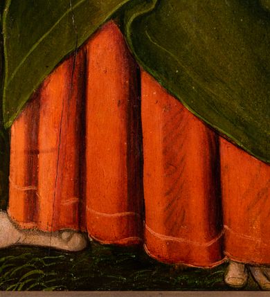 Zdjęcie nr 8: Tryptyk ze sceną Rodziny Marii w polu głównym oraz mniejszymi scenami z życia Najświętszej Marii Panny na rewersie skrzydeł i świętymi na awersie. W polu głównym obraz w formie stojącego prostokąta w drewnianej, profilowanej ramie. W centrum kompozycja przedstawiająca rodzinę Matki Boskiej w ujęciu trójstrefowym. W centrum umieszczona grupa z siedzącymi na kamiennej ławie, wyścielonej zielonym materiałem św. Annę z Dzieciątkiem Jezus oraz Matkę Boską. Obie zwrócone trzy czwarte ku środkowi. Święta Anna dwoma wyciągniętymi przed siebie rękami przytrzymuje stojące na jej kolanach Dzieciątko. Ma szeroką twarz z małymi ustami i dużymi oczami. Ubrana jest w brązową suknię z długimi rękawami oraz czerwony płaszcz z zieloną podszewką, na głowie biały welon w podwiką. Dzieciątko zwrócone jest trzy czwarte w lewo, w lewej dłoni trzyma jabłko, prawą błogosławi. Twarz okrągła o pucułowatych policzkach z wyraźnie zaznaczonym podbródkiem. Włosy krótkie, jasne, kędzierzawe. Matka Boska trzyma na kolanach otwartą księgę, prawą rękę wyciąga do Dzieciątka. Ubrana jest w brązową suknię z długimi rękawami, niebieski płaszcz. Głowę okalają bardzo długie, bujne włosy, opadające falami na ramiona i podwiązane wąska opaską. Wszyscy mają wokół głów złote i tłoczone nimby. U dołu obrazu siedzą z dziećmi: Maria Salome oraz Maria Kleofasowa. Jedna z kobiet karmi piersią niemowlę  (św. Jan Ewangelista), obok siedzi mały św. Jakub Większy, druga uczy czytać dwójkę dzieci (zapewne św. Jakub Mniejszy i św. Juda Tadeusz). Kobiety ubrane w obszerne suknie: zieloną i czerwoną, na głowach mają założone białe czepce. Po prawej stronie obrazu miniaturowa postać fundatora ze złożonymi dłońmi. W górnej części kompozycji za ławą ukazani w półpostaci czterej mężczyźni, nad postacią św. Anny: Joachim, Kleofas i Salomas, a nad Matką Boską – św. Józef. Tło obrazu złocone i tłoczone w motywy roślinne. Kwatery dwudzielne, w lewej na awersie u dołu scena Nawiedzenia Najświętszej Marii Panny, u góry Zwiastowanie. Na awersie prawego skrzydła u dołu niezachowana scena, a u góry Pokłon Trzech Króli. Na rewersach skrzydeł: po lewej u góry św. Florian i św. Wojciech, niżej św. Stanisław i biskupa bez atrybutu (św. Mikołaj?); na prawym skrzydle u góry św. Bartłomiej i św. Paweł, u dołu brak kwatery. 