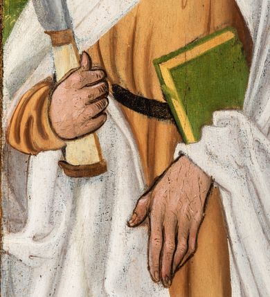 Zdjęcie nr 103: Tryptyk ze sceną Rodziny Marii w polu głównym oraz mniejszymi scenami z życia Najświętszej Marii Panny na rewersie skrzydeł i świętymi na awersie. W polu głównym obraz w formie stojącego prostokąta w drewnianej, profilowanej ramie. W centrum kompozycja przedstawiająca rodzinę Matki Boskiej w ujęciu trójstrefowym. W centrum umieszczona grupa z siedzącymi na kamiennej ławie, wyścielonej zielonym materiałem św. Annę z Dzieciątkiem Jezus oraz Matkę Boską. Obie zwrócone trzy czwarte ku środkowi. Święta Anna dwoma wyciągniętymi przed siebie rękami przytrzymuje stojące na jej kolanach Dzieciątko. Ma szeroką twarz z małymi ustami i dużymi oczami. Ubrana jest w brązową suknię z długimi rękawami oraz czerwony płaszcz z zieloną podszewką, na głowie biały welon w podwiką. Dzieciątko zwrócone jest trzy czwarte w lewo, w lewej dłoni trzyma jabłko, prawą błogosławi. Twarz okrągła o pucułowatych policzkach z wyraźnie zaznaczonym podbródkiem. Włosy krótkie, jasne, kędzierzawe. Matka Boska trzyma na kolanach otwartą księgę, prawą rękę wyciąga do Dzieciątka. Ubrana jest w brązową suknię z długimi rękawami, niebieski płaszcz. Głowę okalają bardzo długie, bujne włosy, opadające falami na ramiona i podwiązane wąska opaską. Wszyscy mają wokół głów złote i tłoczone nimby. U dołu obrazu siedzą z dziećmi: Maria Salome oraz Maria Kleofasowa. Jedna z kobiet karmi piersią niemowlę  (św. Jan Ewangelista), obok siedzi mały św. Jakub Większy, druga uczy czytać dwójkę dzieci (zapewne św. Jakub Mniejszy i św. Juda Tadeusz). Kobiety ubrane w obszerne suknie: zieloną i czerwoną, na głowach mają założone białe czepce. Po prawej stronie obrazu miniaturowa postać fundatora ze złożonymi dłońmi. W górnej części kompozycji za ławą ukazani w półpostaci czterej mężczyźni, nad postacią św. Anny: Joachim, Kleofas i Salomas, a nad Matką Boską – św. Józef. Tło obrazu złocone i tłoczone w motywy roślinne. Kwatery dwudzielne, w lewej na awersie u dołu scena Nawiedzenia Najświętszej Marii Panny, u góry Zwiastowanie. Na awersie prawego skrzydła u dołu niezachowana scena, a u góry Pokłon Trzech Króli. Na rewersach skrzydeł: po lewej u góry św. Florian i św. Wojciech, niżej św. Stanisław i biskupa bez atrybutu (św. Mikołaj?); na prawym skrzydle u góry św. Bartłomiej i św. Paweł, u dołu brak kwatery. 