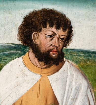 Zdjęcie nr 104: Tryptyk ze sceną Rodziny Marii w polu głównym oraz mniejszymi scenami z życia Najświętszej Marii Panny na rewersie skrzydeł i świętymi na awersie. W polu głównym obraz w formie stojącego prostokąta w drewnianej, profilowanej ramie. W centrum kompozycja przedstawiająca rodzinę Matki Boskiej w ujęciu trójstrefowym. W centrum umieszczona grupa z siedzącymi na kamiennej ławie, wyścielonej zielonym materiałem św. Annę z Dzieciątkiem Jezus oraz Matkę Boską. Obie zwrócone trzy czwarte ku środkowi. Święta Anna dwoma wyciągniętymi przed siebie rękami przytrzymuje stojące na jej kolanach Dzieciątko. Ma szeroką twarz z małymi ustami i dużymi oczami. Ubrana jest w brązową suknię z długimi rękawami oraz czerwony płaszcz z zieloną podszewką, na głowie biały welon w podwiką. Dzieciątko zwrócone jest trzy czwarte w lewo, w lewej dłoni trzyma jabłko, prawą błogosławi. Twarz okrągła o pucułowatych policzkach z wyraźnie zaznaczonym podbródkiem. Włosy krótkie, jasne, kędzierzawe. Matka Boska trzyma na kolanach otwartą księgę, prawą rękę wyciąga do Dzieciątka. Ubrana jest w brązową suknię z długimi rękawami, niebieski płaszcz. Głowę okalają bardzo długie, bujne włosy, opadające falami na ramiona i podwiązane wąska opaską. Wszyscy mają wokół głów złote i tłoczone nimby. U dołu obrazu siedzą z dziećmi: Maria Salome oraz Maria Kleofasowa. Jedna z kobiet karmi piersią niemowlę  (św. Jan Ewangelista), obok siedzi mały św. Jakub Większy, druga uczy czytać dwójkę dzieci (zapewne św. Jakub Mniejszy i św. Juda Tadeusz). Kobiety ubrane w obszerne suknie: zieloną i czerwoną, na głowach mają założone białe czepce. Po prawej stronie obrazu miniaturowa postać fundatora ze złożonymi dłońmi. W górnej części kompozycji za ławą ukazani w półpostaci czterej mężczyźni, nad postacią św. Anny: Joachim, Kleofas i Salomas, a nad Matką Boską – św. Józef. Tło obrazu złocone i tłoczone w motywy roślinne. Kwatery dwudzielne, w lewej na awersie u dołu scena Nawiedzenia Najświętszej Marii Panny, u góry Zwiastowanie. Na awersie prawego skrzydła u dołu niezachowana scena, a u góry Pokłon Trzech Króli. Na rewersach skrzydeł: po lewej u góry św. Florian i św. Wojciech, niżej św. Stanisław i biskupa bez atrybutu (św. Mikołaj?); na prawym skrzydle u góry św. Bartłomiej i św. Paweł, u dołu brak kwatery. 