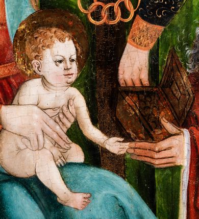 Zdjęcie nr 43: Tryptyk ze sceną Rodziny Marii w polu głównym oraz mniejszymi scenami z życia Najświętszej Marii Panny na rewersie skrzydeł i świętymi na awersie. W polu głównym obraz w formie stojącego prostokąta w drewnianej, profilowanej ramie. W centrum kompozycja przedstawiająca rodzinę Matki Boskiej w ujęciu trójstrefowym. W centrum umieszczona grupa z siedzącymi na kamiennej ławie, wyścielonej zielonym materiałem św. Annę z Dzieciątkiem Jezus oraz Matkę Boską. Obie zwrócone trzy czwarte ku środkowi. Święta Anna dwoma wyciągniętymi przed siebie rękami przytrzymuje stojące na jej kolanach Dzieciątko. Ma szeroką twarz z małymi ustami i dużymi oczami. Ubrana jest w brązową suknię z długimi rękawami oraz czerwony płaszcz z zieloną podszewką, na głowie biały welon w podwiką. Dzieciątko zwrócone jest trzy czwarte w lewo, w lewej dłoni trzyma jabłko, prawą błogosławi. Twarz okrągła o pucułowatych policzkach z wyraźnie zaznaczonym podbródkiem. Włosy krótkie, jasne, kędzierzawe. Matka Boska trzyma na kolanach otwartą księgę, prawą rękę wyciąga do Dzieciątka. Ubrana jest w brązową suknię z długimi rękawami, niebieski płaszcz. Głowę okalają bardzo długie, bujne włosy, opadające falami na ramiona i podwiązane wąska opaską. Wszyscy mają wokół głów złote i tłoczone nimby. U dołu obrazu siedzą z dziećmi: Maria Salome oraz Maria Kleofasowa. Jedna z kobiet karmi piersią niemowlę  (św. Jan Ewangelista), obok siedzi mały św. Jakub Większy, druga uczy czytać dwójkę dzieci (zapewne św. Jakub Mniejszy i św. Juda Tadeusz). Kobiety ubrane w obszerne suknie: zieloną i czerwoną, na głowach mają założone białe czepce. Po prawej stronie obrazu miniaturowa postać fundatora ze złożonymi dłońmi. W górnej części kompozycji za ławą ukazani w półpostaci czterej mężczyźni, nad postacią św. Anny: Joachim, Kleofas i Salomas, a nad Matką Boską – św. Józef. Tło obrazu złocone i tłoczone w motywy roślinne. Kwatery dwudzielne, w lewej na awersie u dołu scena Nawiedzenia Najświętszej Marii Panny, u góry Zwiastowanie. Na awersie prawego skrzydła u dołu niezachowana scena, a u góry Pokłon Trzech Króli. Na rewersach skrzydeł: po lewej u góry św. Florian i św. Wojciech, niżej św. Stanisław i biskupa bez atrybutu (św. Mikołaj?); na prawym skrzydle u góry św. Bartłomiej i św. Paweł, u dołu brak kwatery. 