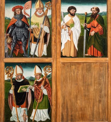 Zdjęcie nr 76: Tryptyk ze sceną Rodziny Marii w polu głównym oraz mniejszymi scenami z życia Najświętszej Marii Panny na rewersie skrzydeł i świętymi na awersie. W polu głównym obraz w formie stojącego prostokąta w drewnianej, profilowanej ramie. W centrum kompozycja przedstawiająca rodzinę Matki Boskiej w ujęciu trójstrefowym. W centrum umieszczona grupa z siedzącymi na kamiennej ławie, wyścielonej zielonym materiałem św. Annę z Dzieciątkiem Jezus oraz Matkę Boską. Obie zwrócone trzy czwarte ku środkowi. Święta Anna dwoma wyciągniętymi przed siebie rękami przytrzymuje stojące na jej kolanach Dzieciątko. Ma szeroką twarz z małymi ustami i dużymi oczami. Ubrana jest w brązową suknię z długimi rękawami oraz czerwony płaszcz z zieloną podszewką, na głowie biały welon w podwiką. Dzieciątko zwrócone jest trzy czwarte w lewo, w lewej dłoni trzyma jabłko, prawą błogosławi. Twarz okrągła o pucułowatych policzkach z wyraźnie zaznaczonym podbródkiem. Włosy krótkie, jasne, kędzierzawe. Matka Boska trzyma na kolanach otwartą księgę, prawą rękę wyciąga do Dzieciątka. Ubrana jest w brązową suknię z długimi rękawami, niebieski płaszcz. Głowę okalają bardzo długie, bujne włosy, opadające falami na ramiona i podwiązane wąska opaską. Wszyscy mają wokół głów złote i tłoczone nimby. U dołu obrazu siedzą z dziećmi: Maria Salome oraz Maria Kleofasowa. Jedna z kobiet karmi piersią niemowlę  (św. Jan Ewangelista), obok siedzi mały św. Jakub Większy, druga uczy czytać dwójkę dzieci (zapewne św. Jakub Mniejszy i św. Juda Tadeusz). Kobiety ubrane w obszerne suknie: zieloną i czerwoną, na głowach mają założone białe czepce. Po prawej stronie obrazu miniaturowa postać fundatora ze złożonymi dłońmi. W górnej części kompozycji za ławą ukazani w półpostaci czterej mężczyźni, nad postacią św. Anny: Joachim, Kleofas i Salomas, a nad Matką Boską – św. Józef. Tło obrazu złocone i tłoczone w motywy roślinne. Kwatery dwudzielne, w lewej na awersie u dołu scena Nawiedzenia Najświętszej Marii Panny, u góry Zwiastowanie. Na awersie prawego skrzydła u dołu niezachowana scena, a u góry Pokłon Trzech Króli. Na rewersach skrzydeł: po lewej u góry św. Florian i św. Wojciech, niżej św. Stanisław i biskupa bez atrybutu (św. Mikołaj?); na prawym skrzydle u góry św. Bartłomiej i św. Paweł, u dołu brak kwatery. 