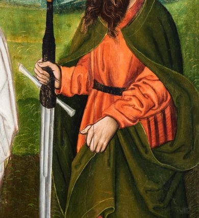 Zdjęcie nr 5: Tryptyk ze sceną Rodziny Marii w polu głównym oraz mniejszymi scenami z życia Najświętszej Marii Panny na rewersie skrzydeł i świętymi na awersie. W polu głównym obraz w formie stojącego prostokąta w drewnianej, profilowanej ramie. W centrum kompozycja przedstawiająca rodzinę Matki Boskiej w ujęciu trójstrefowym. W centrum umieszczona grupa z siedzącymi na kamiennej ławie, wyścielonej zielonym materiałem św. Annę z Dzieciątkiem Jezus oraz Matkę Boską. Obie zwrócone trzy czwarte ku środkowi. Święta Anna dwoma wyciągniętymi przed siebie rękami przytrzymuje stojące na jej kolanach Dzieciątko. Ma szeroką twarz z małymi ustami i dużymi oczami. Ubrana jest w brązową suknię z długimi rękawami oraz czerwony płaszcz z zieloną podszewką, na głowie biały welon w podwiką. Dzieciątko zwrócone jest trzy czwarte w lewo, w lewej dłoni trzyma jabłko, prawą błogosławi. Twarz okrągła o pucułowatych policzkach z wyraźnie zaznaczonym podbródkiem. Włosy krótkie, jasne, kędzierzawe. Matka Boska trzyma na kolanach otwartą księgę, prawą rękę wyciąga do Dzieciątka. Ubrana jest w brązową suknię z długimi rękawami, niebieski płaszcz. Głowę okalają bardzo długie, bujne włosy, opadające falami na ramiona i podwiązane wąska opaską. Wszyscy mają wokół głów złote i tłoczone nimby. U dołu obrazu siedzą z dziećmi: Maria Salome oraz Maria Kleofasowa. Jedna z kobiet karmi piersią niemowlę  (św. Jan Ewangelista), obok siedzi mały św. Jakub Większy, druga uczy czytać dwójkę dzieci (zapewne św. Jakub Mniejszy i św. Juda Tadeusz). Kobiety ubrane w obszerne suknie: zieloną i czerwoną, na głowach mają założone białe czepce. Po prawej stronie obrazu miniaturowa postać fundatora ze złożonymi dłońmi. W górnej części kompozycji za ławą ukazani w półpostaci czterej mężczyźni, nad postacią św. Anny: Joachim, Kleofas i Salomas, a nad Matką Boską – św. Józef. Tło obrazu złocone i tłoczone w motywy roślinne. Kwatery dwudzielne, w lewej na awersie u dołu scena Nawiedzenia Najświętszej Marii Panny, u góry Zwiastowanie. Na awersie prawego skrzydła u dołu niezachowana scena, a u góry Pokłon Trzech Króli. Na rewersach skrzydeł: po lewej u góry św. Florian i św. Wojciech, niżej św. Stanisław i biskupa bez atrybutu (św. Mikołaj?); na prawym skrzydle u góry św. Bartłomiej i św. Paweł, u dołu brak kwatery. 