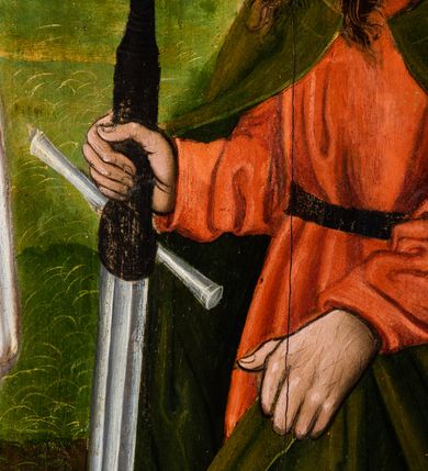 Zdjęcie nr 7: Tryptyk ze sceną Rodziny Marii w polu głównym oraz mniejszymi scenami z życia Najświętszej Marii Panny na rewersie skrzydeł i świętymi na awersie. W polu głównym obraz w formie stojącego prostokąta w drewnianej, profilowanej ramie. W centrum kompozycja przedstawiająca rodzinę Matki Boskiej w ujęciu trójstrefowym. W centrum umieszczona grupa z siedzącymi na kamiennej ławie, wyścielonej zielonym materiałem św. Annę z Dzieciątkiem Jezus oraz Matkę Boską. Obie zwrócone trzy czwarte ku środkowi. Święta Anna dwoma wyciągniętymi przed siebie rękami przytrzymuje stojące na jej kolanach Dzieciątko. Ma szeroką twarz z małymi ustami i dużymi oczami. Ubrana jest w brązową suknię z długimi rękawami oraz czerwony płaszcz z zieloną podszewką, na głowie biały welon w podwiką. Dzieciątko zwrócone jest trzy czwarte w lewo, w lewej dłoni trzyma jabłko, prawą błogosławi. Twarz okrągła o pucułowatych policzkach z wyraźnie zaznaczonym podbródkiem. Włosy krótkie, jasne, kędzierzawe. Matka Boska trzyma na kolanach otwartą księgę, prawą rękę wyciąga do Dzieciątka. Ubrana jest w brązową suknię z długimi rękawami, niebieski płaszcz. Głowę okalają bardzo długie, bujne włosy, opadające falami na ramiona i podwiązane wąska opaską. Wszyscy mają wokół głów złote i tłoczone nimby. U dołu obrazu siedzą z dziećmi: Maria Salome oraz Maria Kleofasowa. Jedna z kobiet karmi piersią niemowlę  (św. Jan Ewangelista), obok siedzi mały św. Jakub Większy, druga uczy czytać dwójkę dzieci (zapewne św. Jakub Mniejszy i św. Juda Tadeusz). Kobiety ubrane w obszerne suknie: zieloną i czerwoną, na głowach mają założone białe czepce. Po prawej stronie obrazu miniaturowa postać fundatora ze złożonymi dłońmi. W górnej części kompozycji za ławą ukazani w półpostaci czterej mężczyźni, nad postacią św. Anny: Joachim, Kleofas i Salomas, a nad Matką Boską – św. Józef. Tło obrazu złocone i tłoczone w motywy roślinne. Kwatery dwudzielne, w lewej na awersie u dołu scena Nawiedzenia Najświętszej Marii Panny, u góry Zwiastowanie. Na awersie prawego skrzydła u dołu niezachowana scena, a u góry Pokłon Trzech Króli. Na rewersach skrzydeł: po lewej u góry św. Florian i św. Wojciech, niżej św. Stanisław i biskupa bez atrybutu (św. Mikołaj?); na prawym skrzydle u góry św. Bartłomiej i św. Paweł, u dołu brak kwatery. 